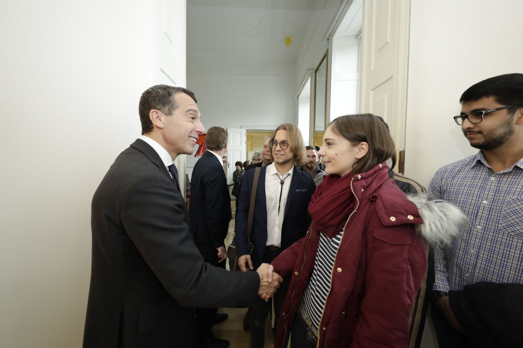 Am 26. Oktober 2016 empfing Bundeskanzler Christian Kern im Rahmen des Nationalfeiertages Besucherinnen und Besucher im Bundeskanzleramt.