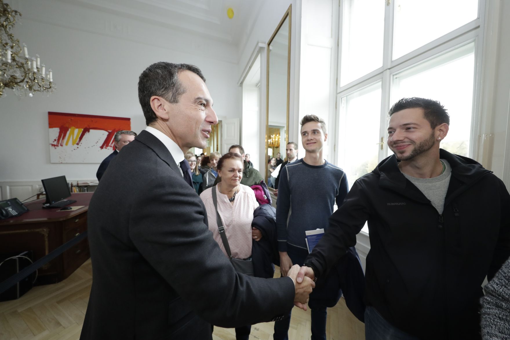 Am 26. Oktober 2016 empfing Bundeskanzler Christian Kern im Rahmen des Nationalfeiertages Besucherinnen und Besucher im Bundeskanzleramt.