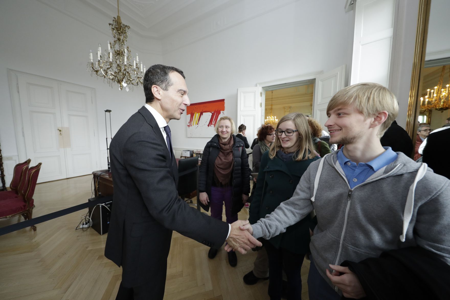 Am 26. Oktober 2016 empfing Bundeskanzler Christian Kern im Rahmen des Nationalfeiertages Besucherinnen und Besucher im Bundeskanzleramt.