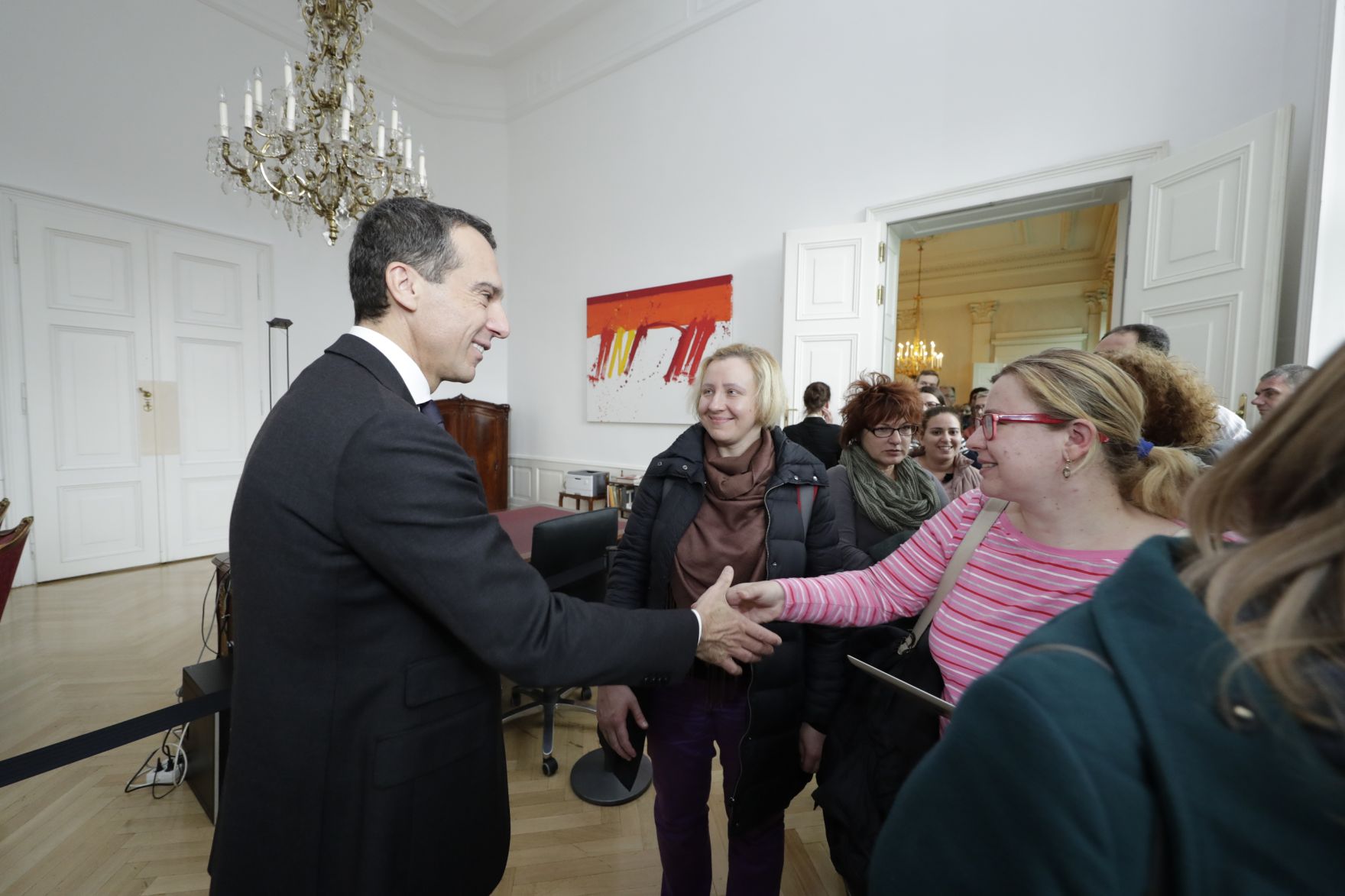 Am 26. Oktober 2016 empfing Bundeskanzler Christian Kern im Rahmen des Nationalfeiertages Besucherinnen und Besucher im Bundeskanzleramt.
