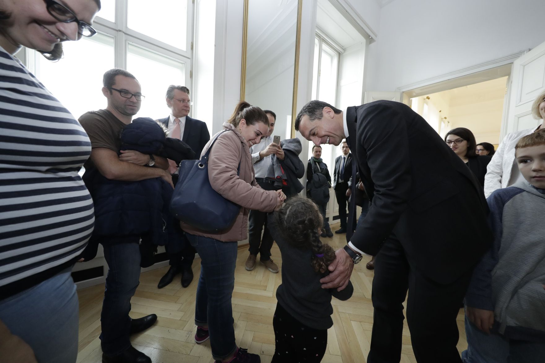 Am 26. Oktober 2016 empfing Bundeskanzler Christian Kern im Rahmen des Nationalfeiertages Besucherinnen und Besucher im Bundeskanzleramt.