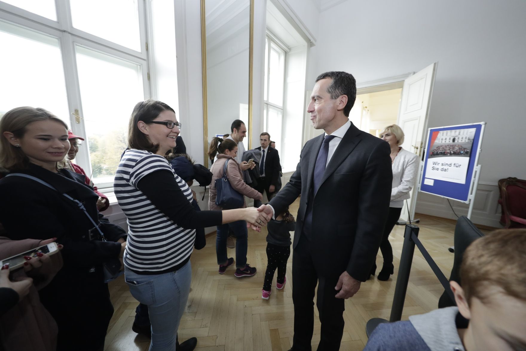 Am 26. Oktober 2016 empfing Bundeskanzler Christian Kern im Rahmen des Nationalfeiertages Besucherinnen und Besucher im Bundeskanzleramt.