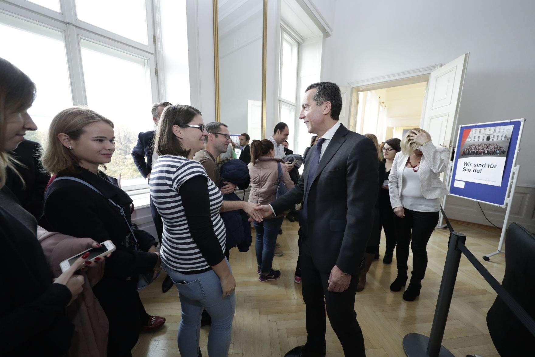 Am 26. Oktober 2016 empfing Bundeskanzler Christian Kern im Rahmen des Nationalfeiertages Besucherinnen und Besucher im Bundeskanzleramt.