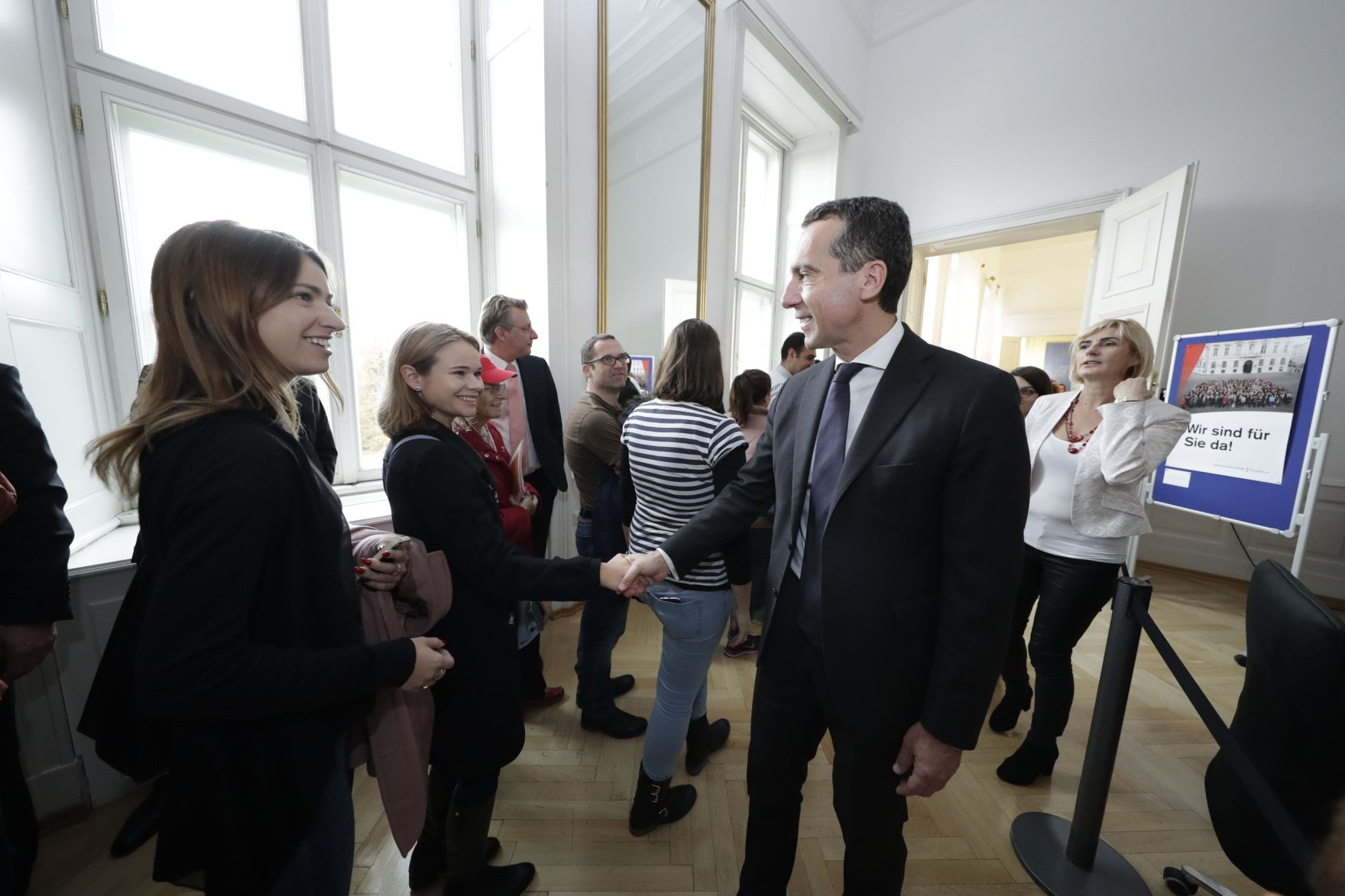 Am 26. Oktober 2016 empfing Bundeskanzler Christian Kern im Rahmen des Nationalfeiertages Besucherinnen und Besucher im Bundeskanzleramt.