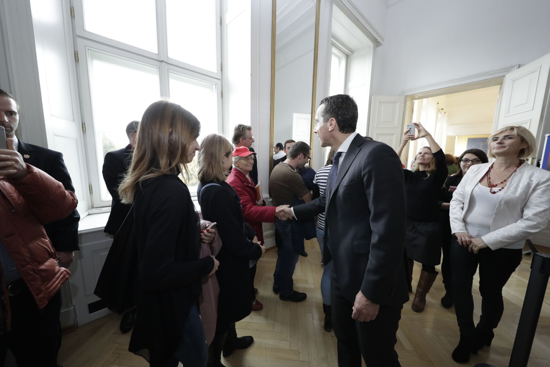 Am 26. Oktober 2016 empfing Bundeskanzler Christian Kern im Rahmen des Nationalfeiertages Besucherinnen und Besucher im Bundeskanzleramt.