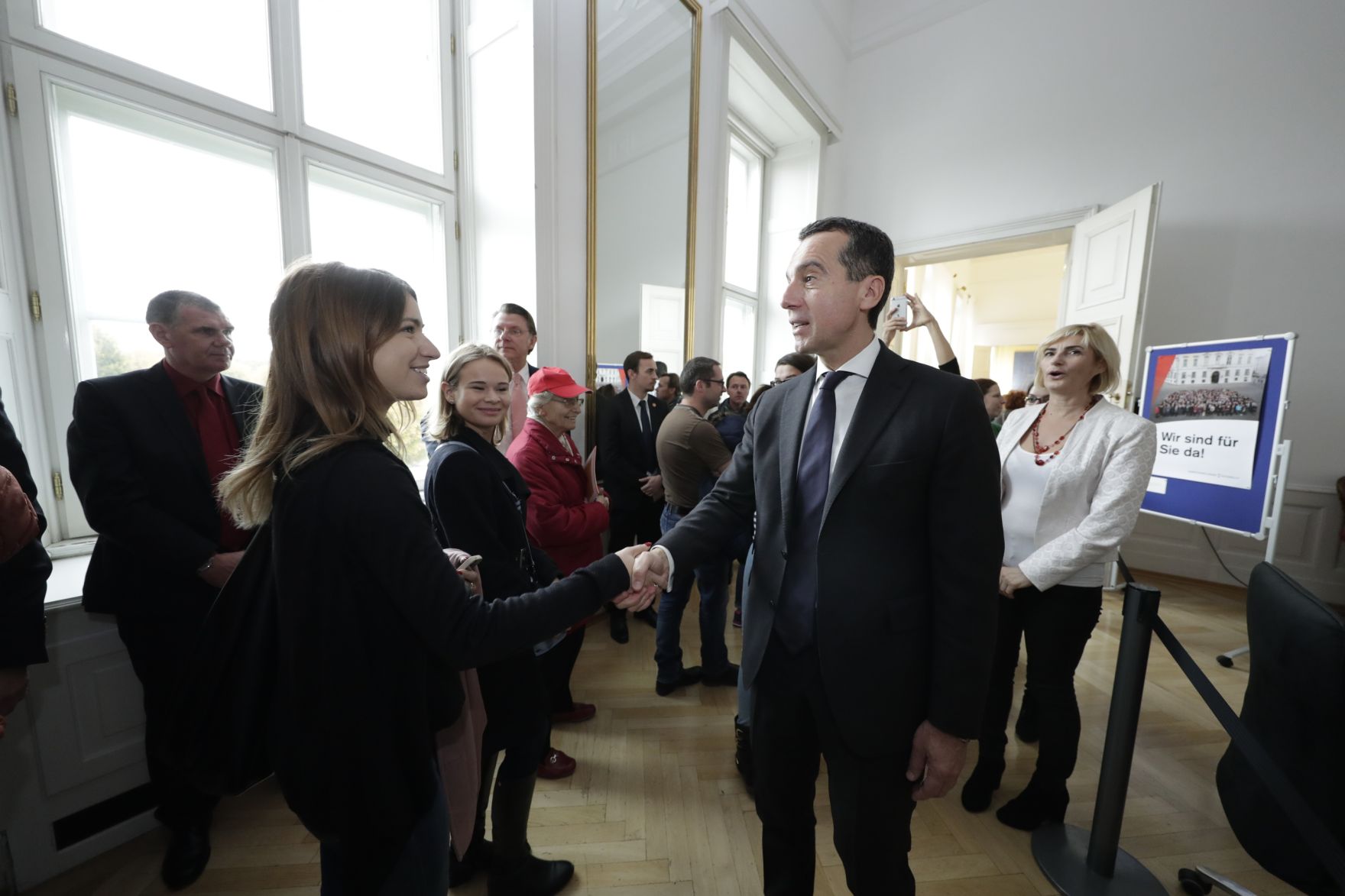 Am 26. Oktober 2016 empfing Bundeskanzler Christian Kern im Rahmen des Nationalfeiertages Besucherinnen und Besucher im Bundeskanzleramt.