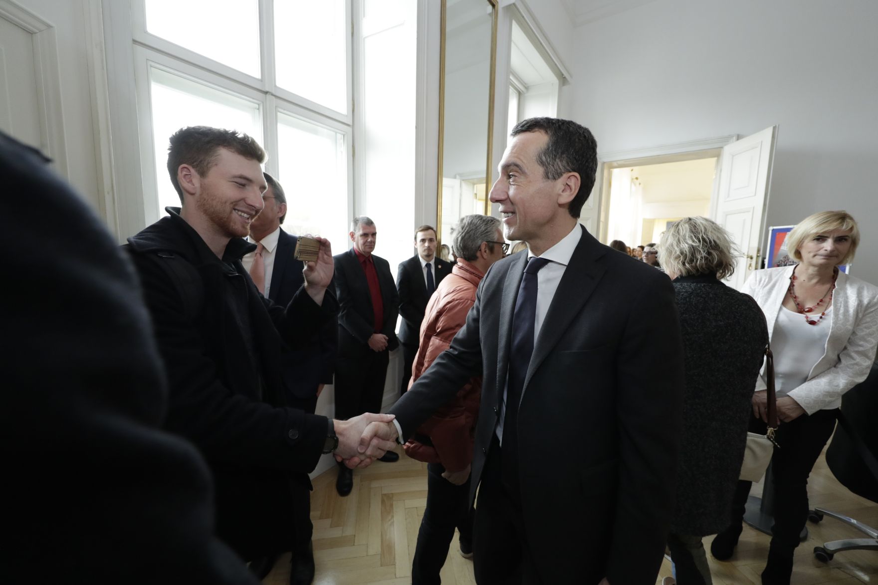 Am 26. Oktober 2016 empfing Bundeskanzler Christian Kern im Rahmen des Nationalfeiertages Besucherinnen und Besucher im Bundeskanzleramt.