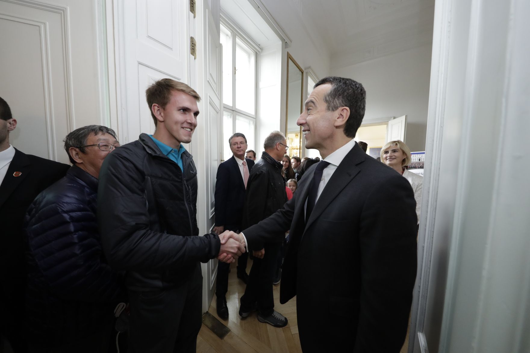 Am 26. Oktober 2016 empfing Bundeskanzler Christian Kern im Rahmen des Nationalfeiertages Besucherinnen und Besucher im Bundeskanzleramt.
