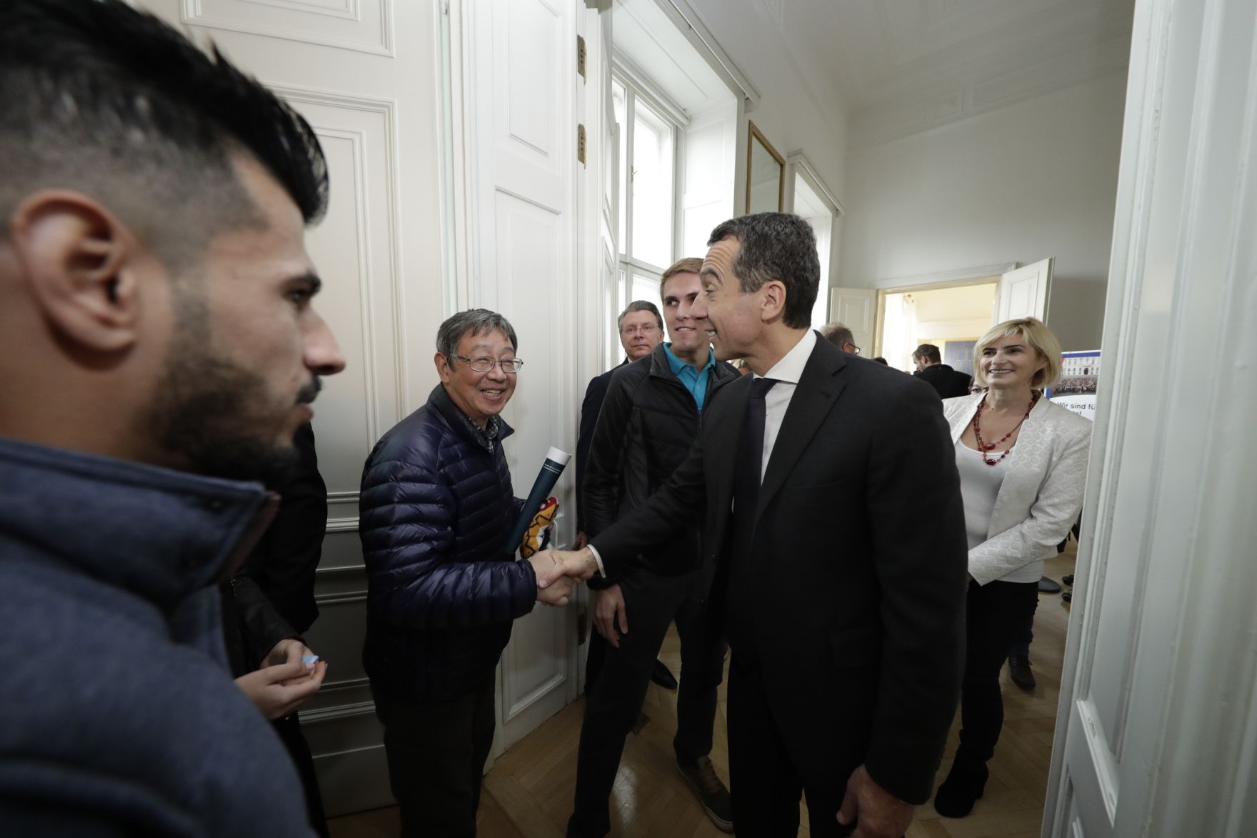 Am 26. Oktober 2016 empfing Bundeskanzler Christian Kern im Rahmen des Nationalfeiertages Besucherinnen und Besucher im Bundeskanzleramt.