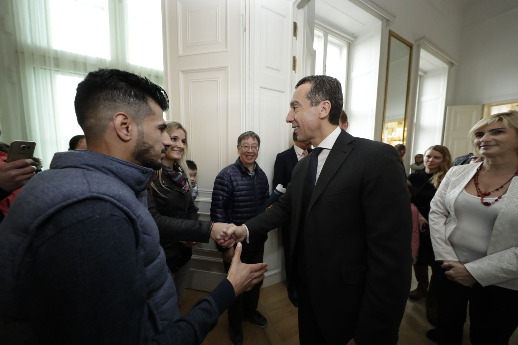 Am 26. Oktober 2016 empfing Bundeskanzler Christian Kern im Rahmen des Nationalfeiertages Besucherinnen und Besucher im Bundeskanzleramt.