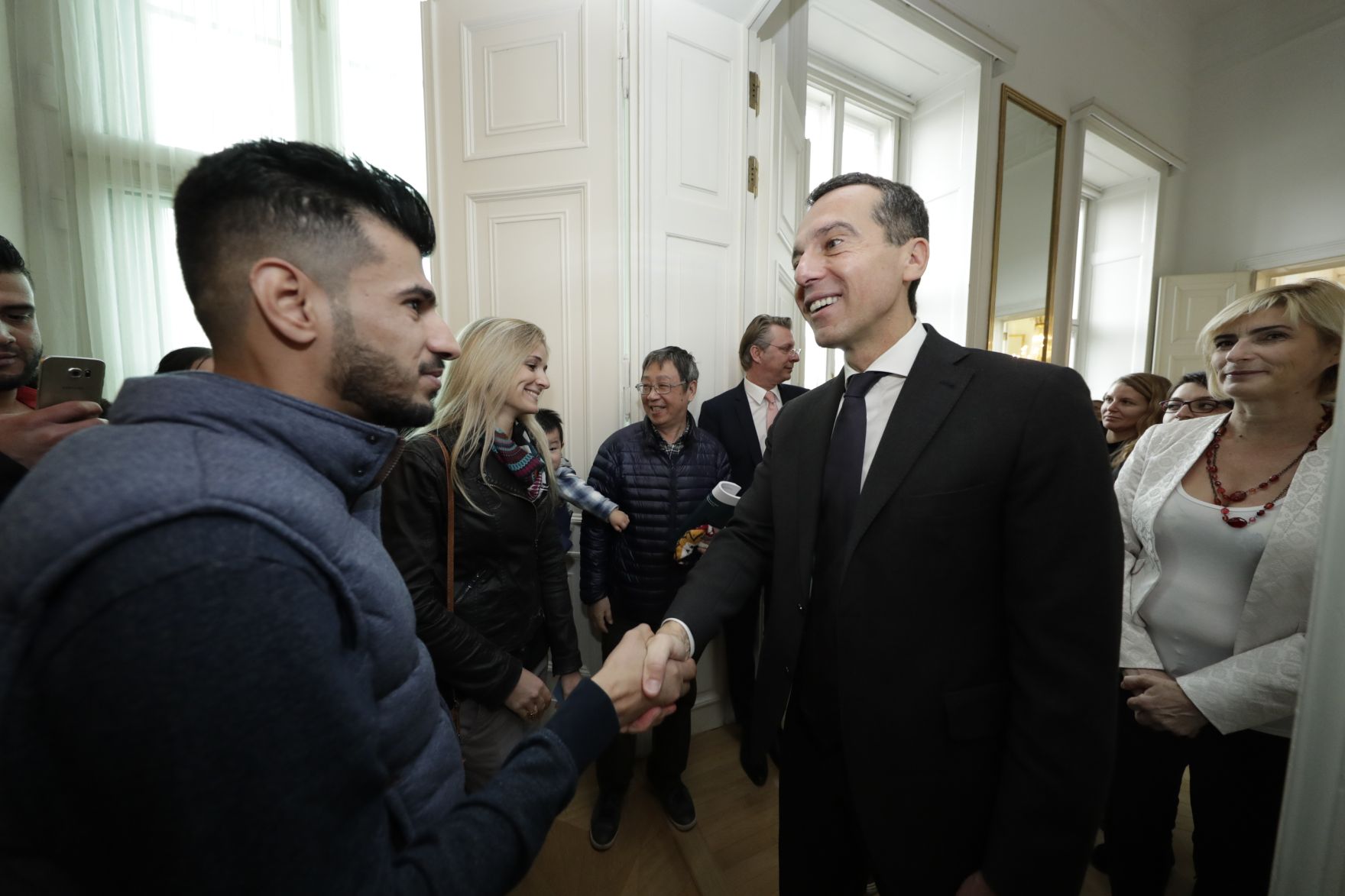Am 26. Oktober 2016 empfing Bundeskanzler Christian Kern im Rahmen des Nationalfeiertages Besucherinnen und Besucher im Bundeskanzleramt.