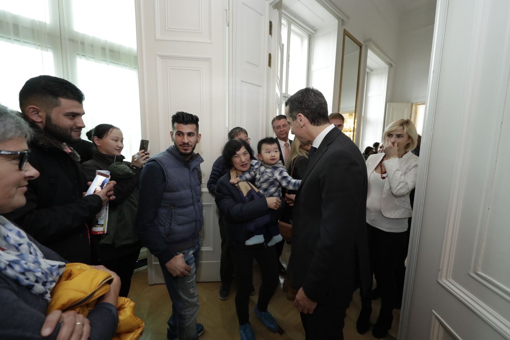 Am 26. Oktober 2016 empfing Bundeskanzler Christian Kern im Rahmen des Nationalfeiertages Besucherinnen und Besucher im Bundeskanzleramt.