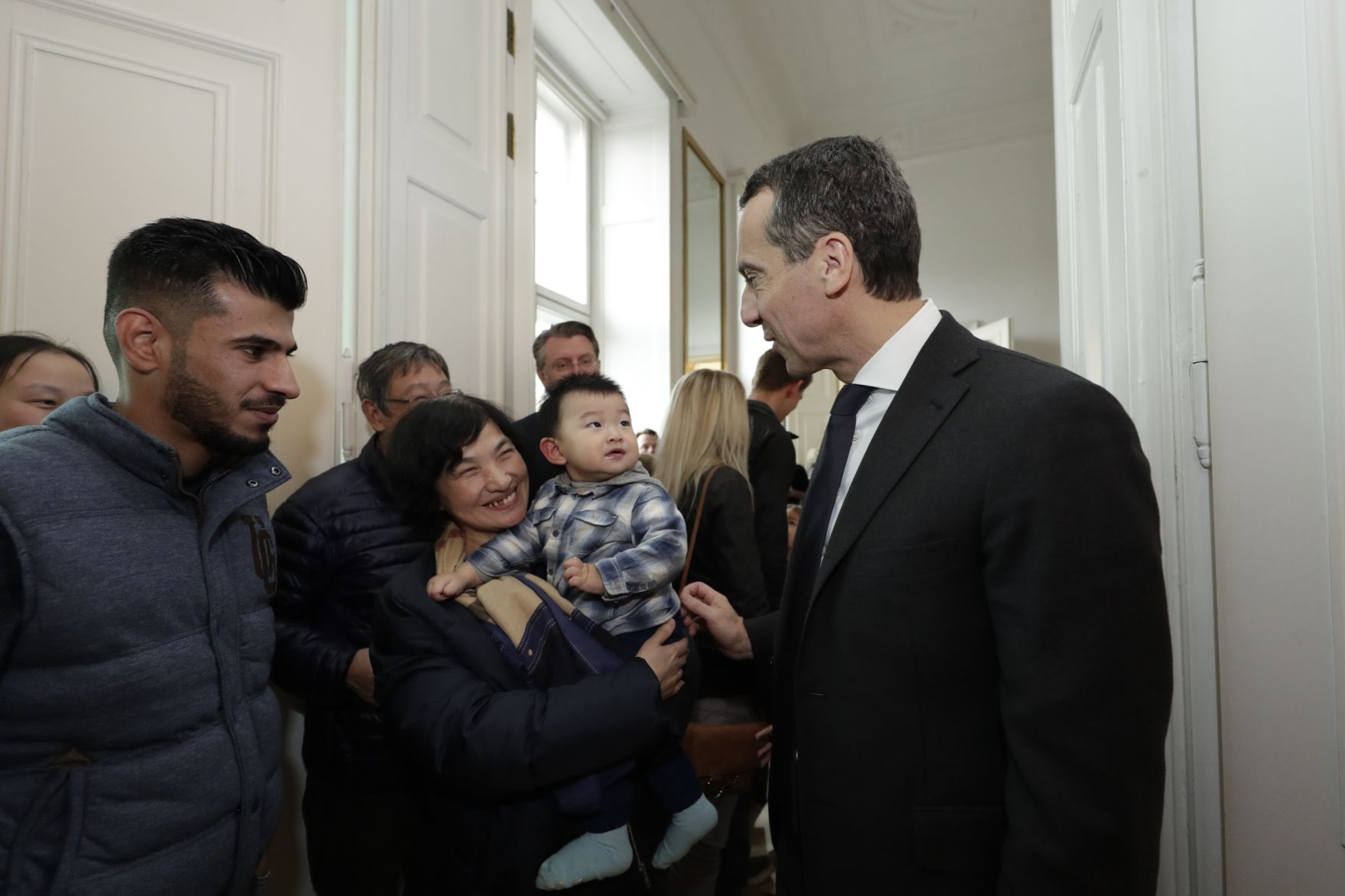 Am 26. Oktober 2016 empfing Bundeskanzler Christian Kern im Rahmen des Nationalfeiertages Besucherinnen und Besucher im Bundeskanzleramt.