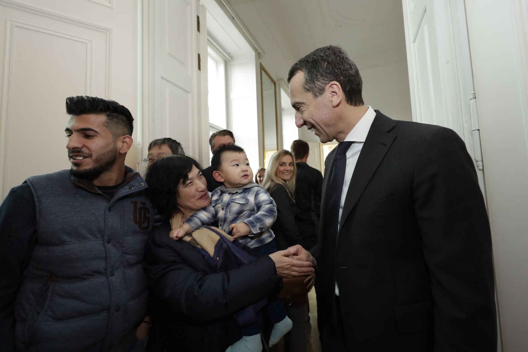 Am 26. Oktober 2016 empfing Bundeskanzler Christian Kern im Rahmen des Nationalfeiertages Besucherinnen und Besucher im Bundeskanzleramt.