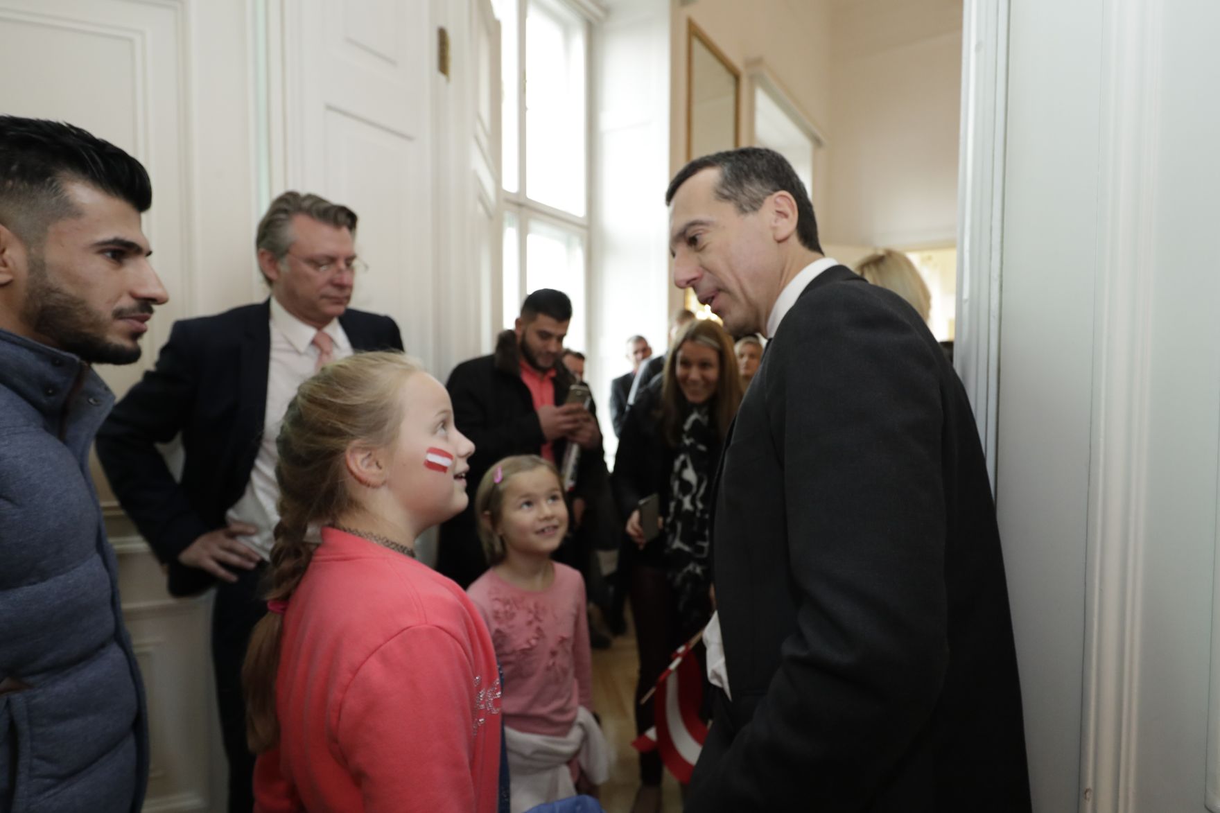 Am 26. Oktober 2016 empfing Bundeskanzler Christian Kern im Rahmen des Nationalfeiertages Besucherinnen und Besucher im Bundeskanzleramt.