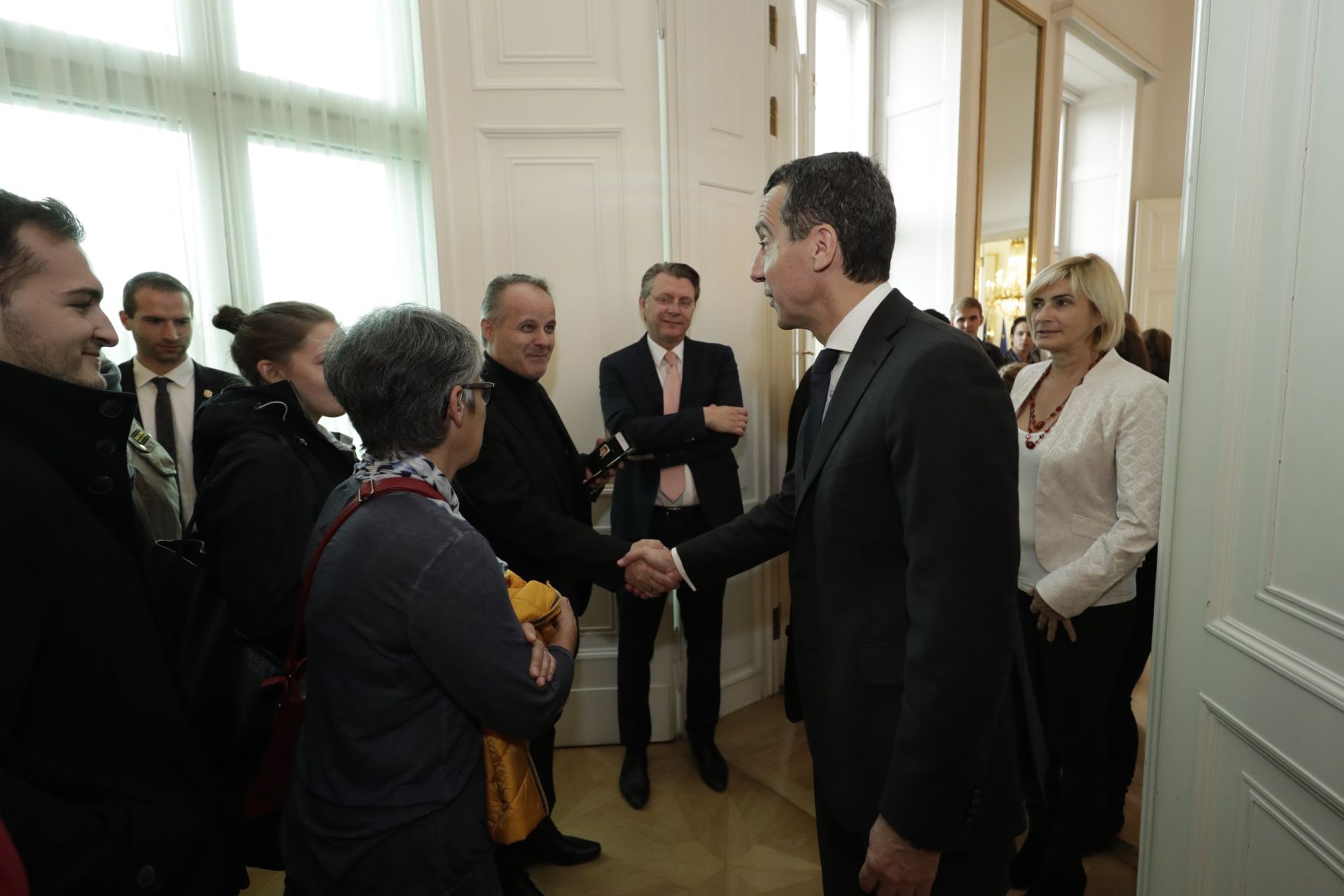 Am 26. Oktober 2016 empfing Bundeskanzler Christian Kern im Rahmen des Nationalfeiertages Besucherinnen und Besucher im Bundeskanzleramt.