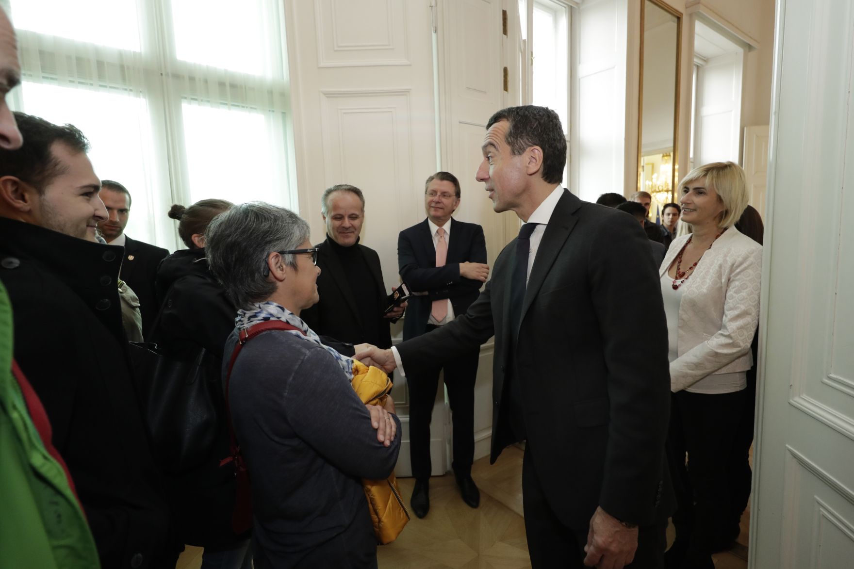 Am 26. Oktober 2016 empfing Bundeskanzler Christian Kern im Rahmen des Nationalfeiertages Besucherinnen und Besucher im Bundeskanzleramt.
