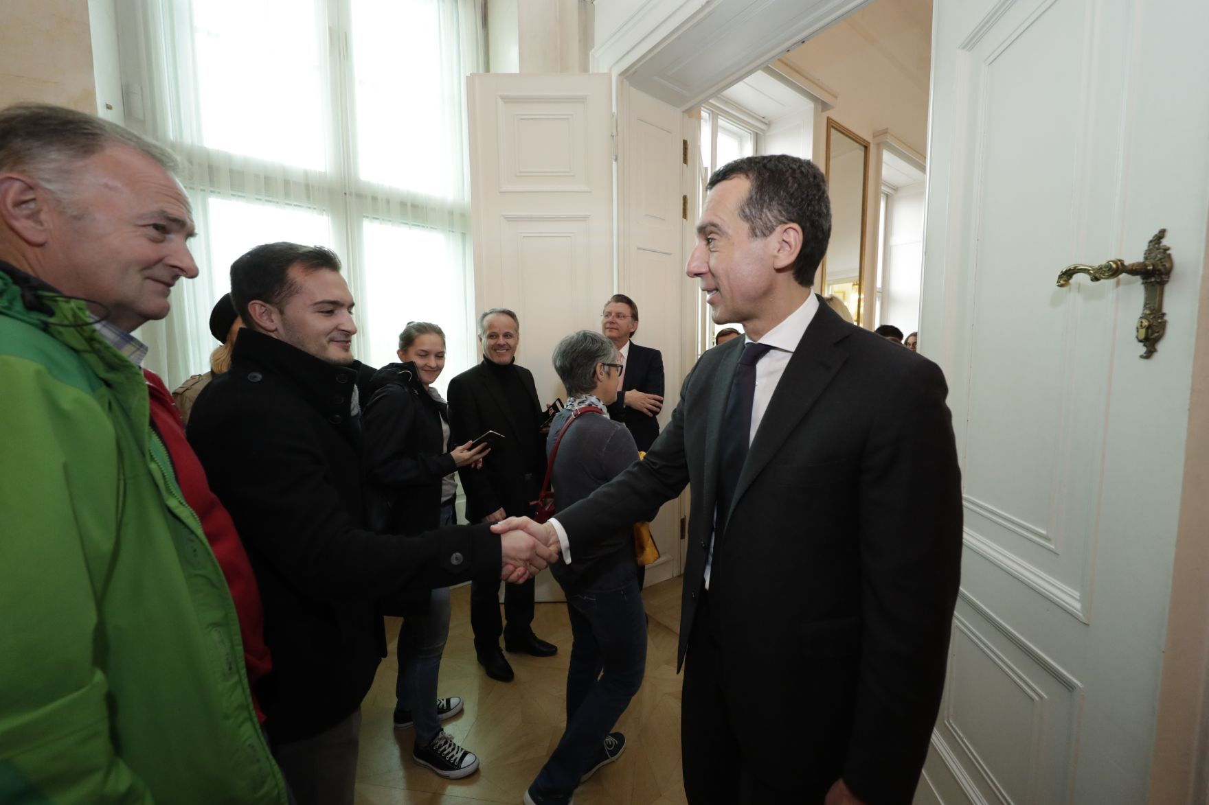 Am 26. Oktober 2016 empfing Bundeskanzler Christian Kern im Rahmen des Nationalfeiertages Besucherinnen und Besucher im Bundeskanzleramt.