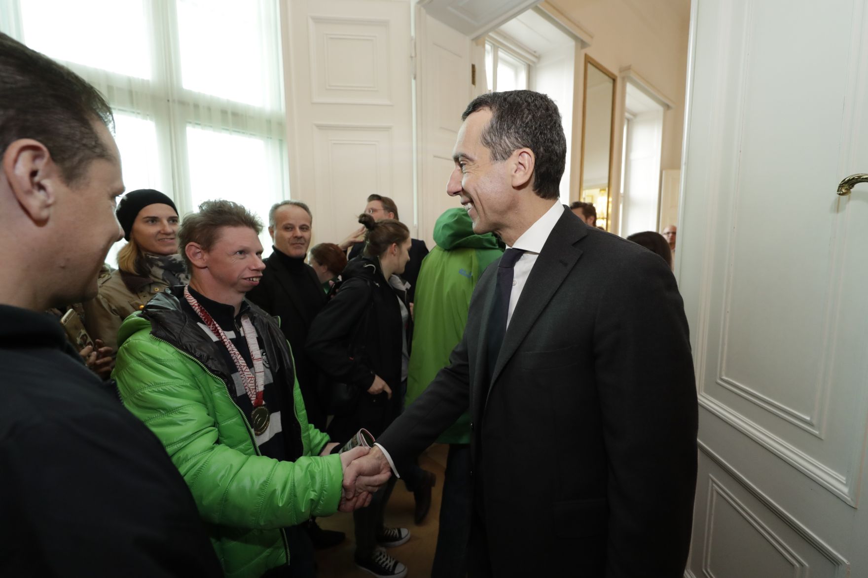 Am 26. Oktober 2016 empfing Bundeskanzler Christian Kern im Rahmen des Nationalfeiertages Besucherinnen und Besucher im Bundeskanzleramt.