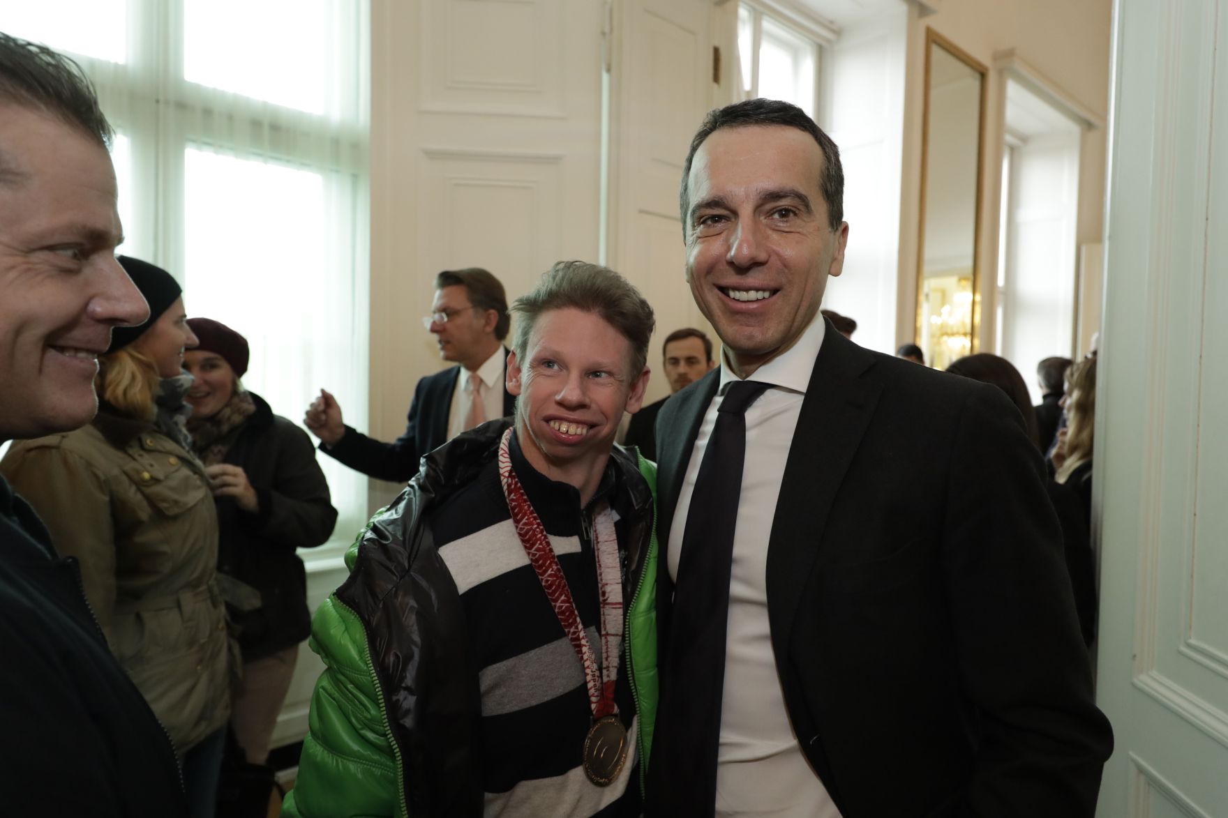 Am 26. Oktober 2016 empfing Bundeskanzler Christian Kern im Rahmen des Nationalfeiertages Besucherinnen und Besucher im Bundeskanzleramt.