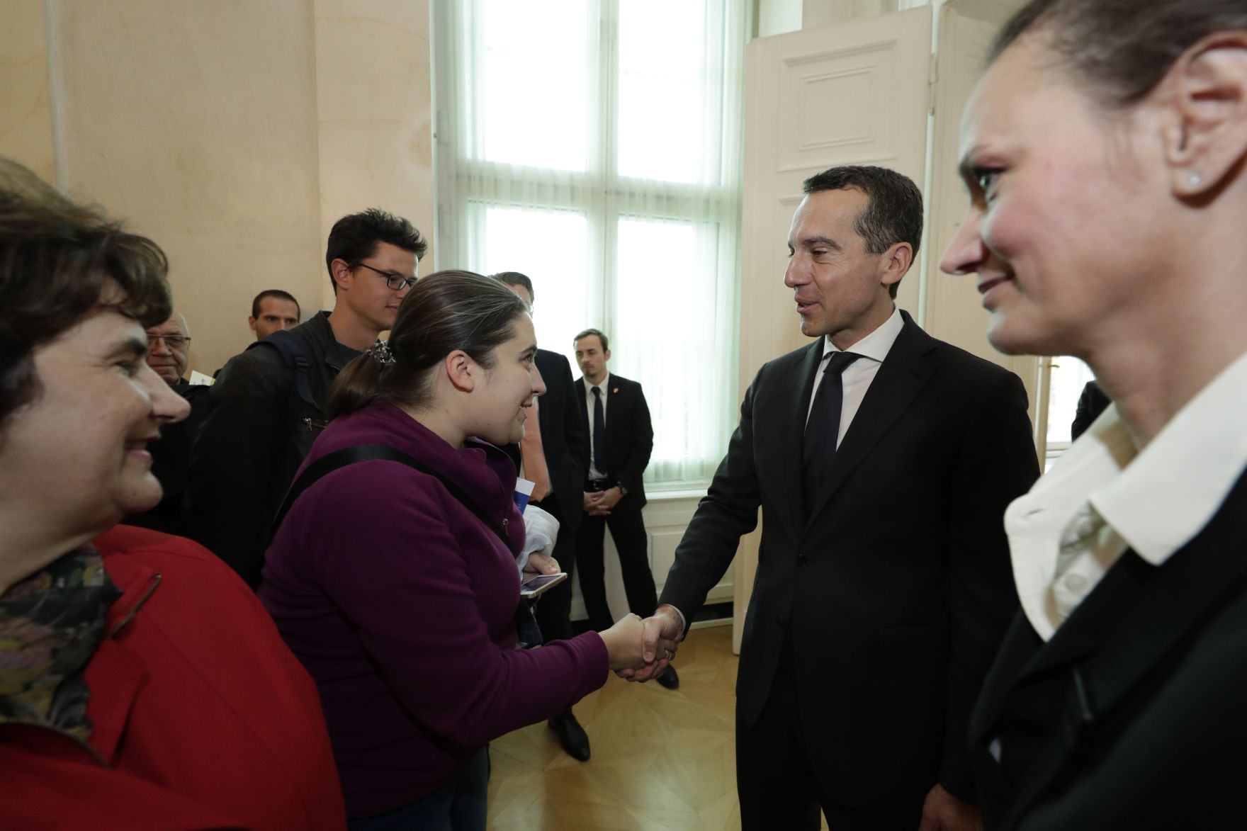 Am 26. Oktober 2016 empfing Bundeskanzler Christian Kern im Rahmen des Nationalfeiertages Besucherinnen und Besucher im Bundeskanzleramt.