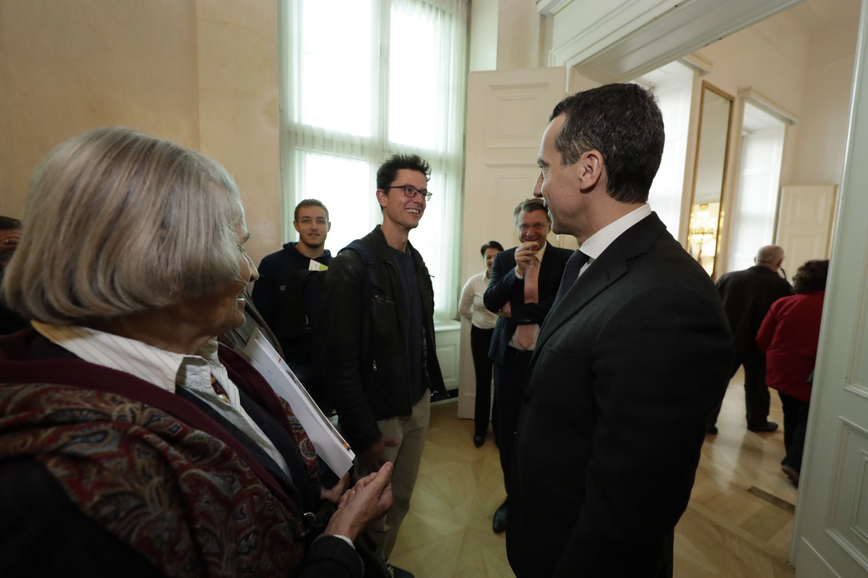 Am 26. Oktober 2016 empfing Bundeskanzler Christian Kern im Rahmen des Nationalfeiertages Besucherinnen und Besucher im Bundeskanzleramt.