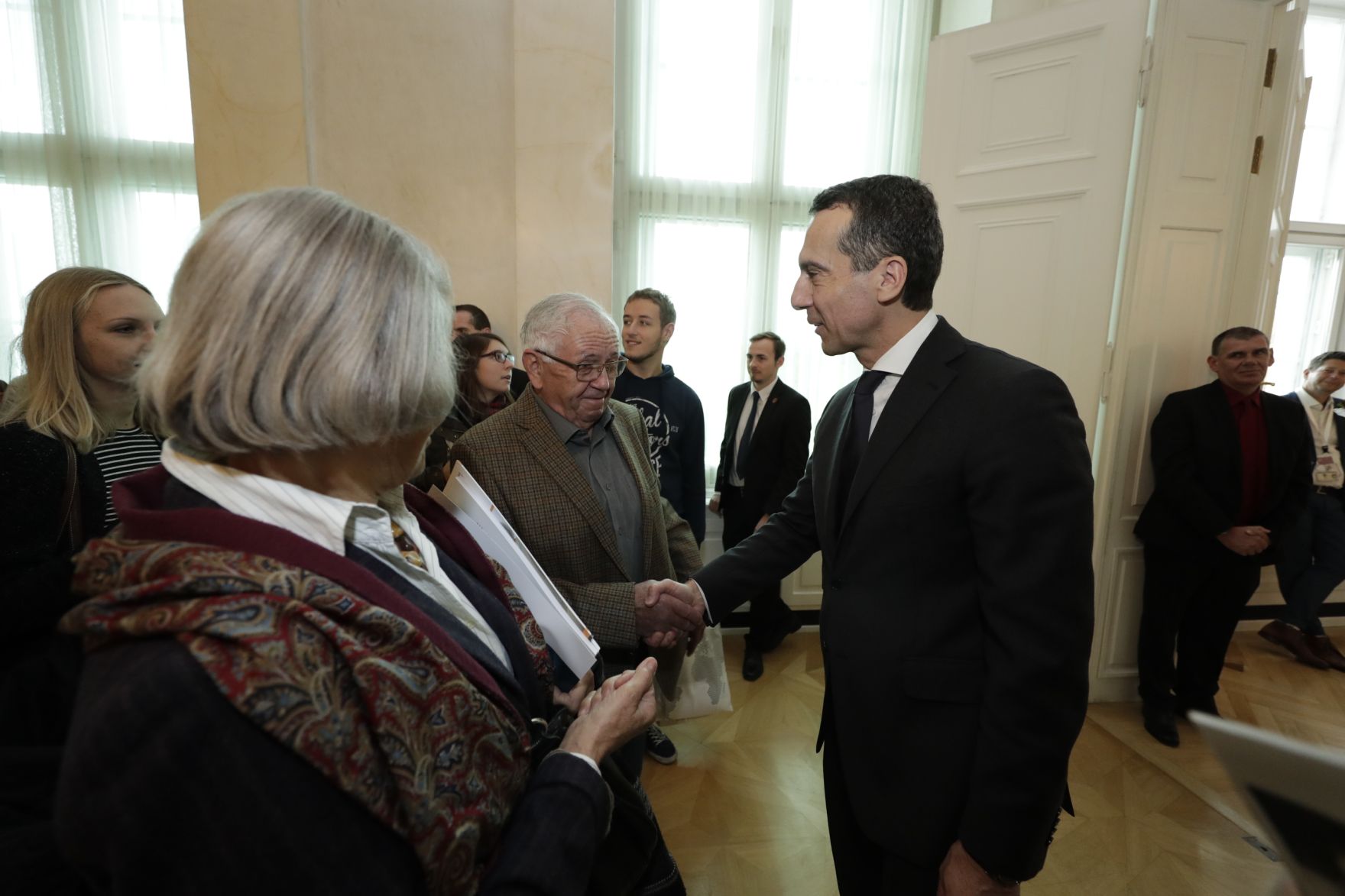 Am 26. Oktober 2016 empfing Bundeskanzler Christian Kern im Rahmen des Nationalfeiertages Besucherinnen und Besucher im Bundeskanzleramt.
