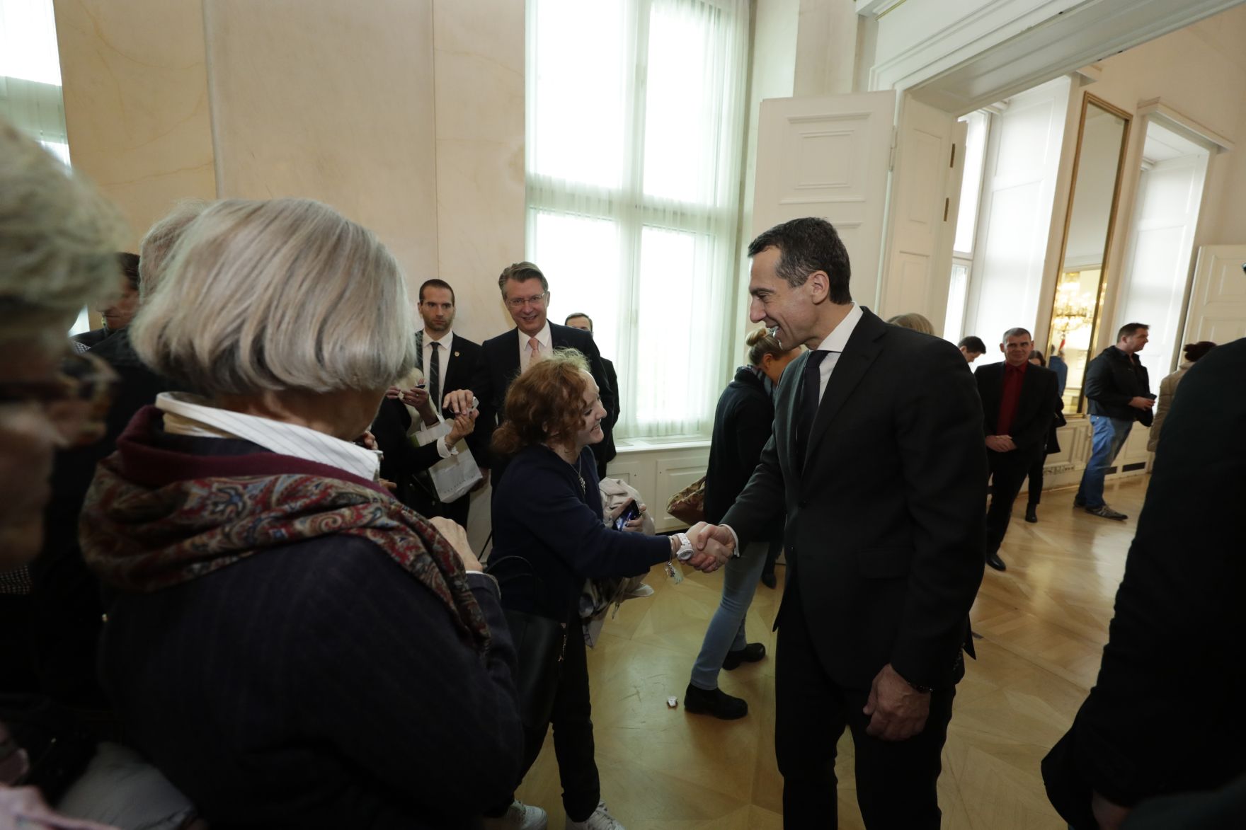 Am 26. Oktober 2016 empfing Bundeskanzler Christian Kern im Rahmen des Nationalfeiertages Besucherinnen und Besucher im Bundeskanzleramt.