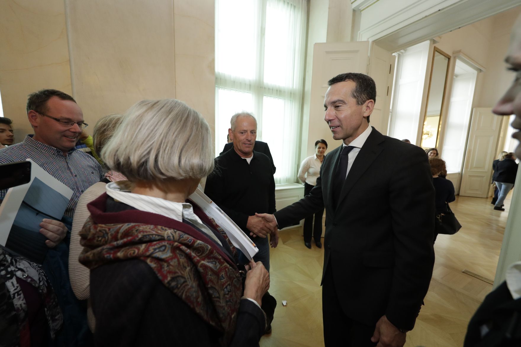 Am 26. Oktober 2016 empfing Bundeskanzler Christian Kern im Rahmen des Nationalfeiertages Besucherinnen und Besucher im Bundeskanzleramt.