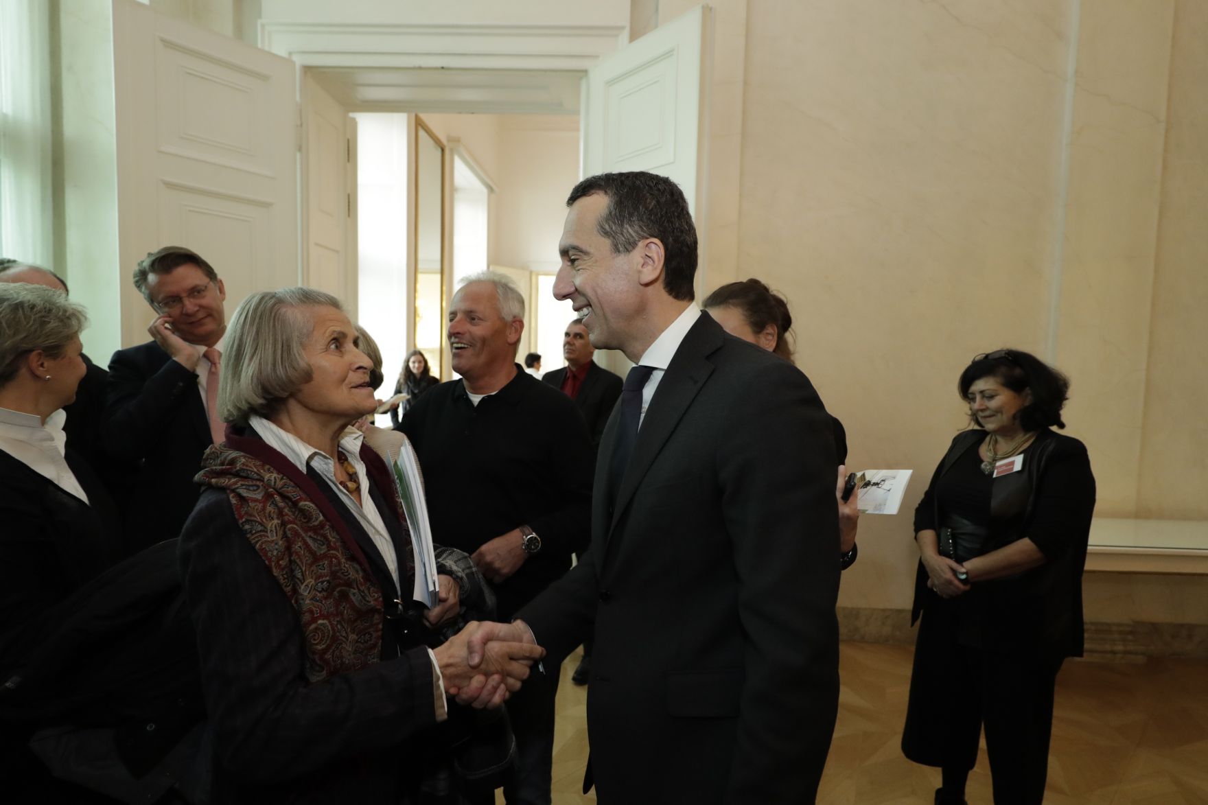 Am 26. Oktober 2016 empfing Bundeskanzler Christian Kern im Rahmen des Nationalfeiertages Besucherinnen und Besucher im Bundeskanzleramt.