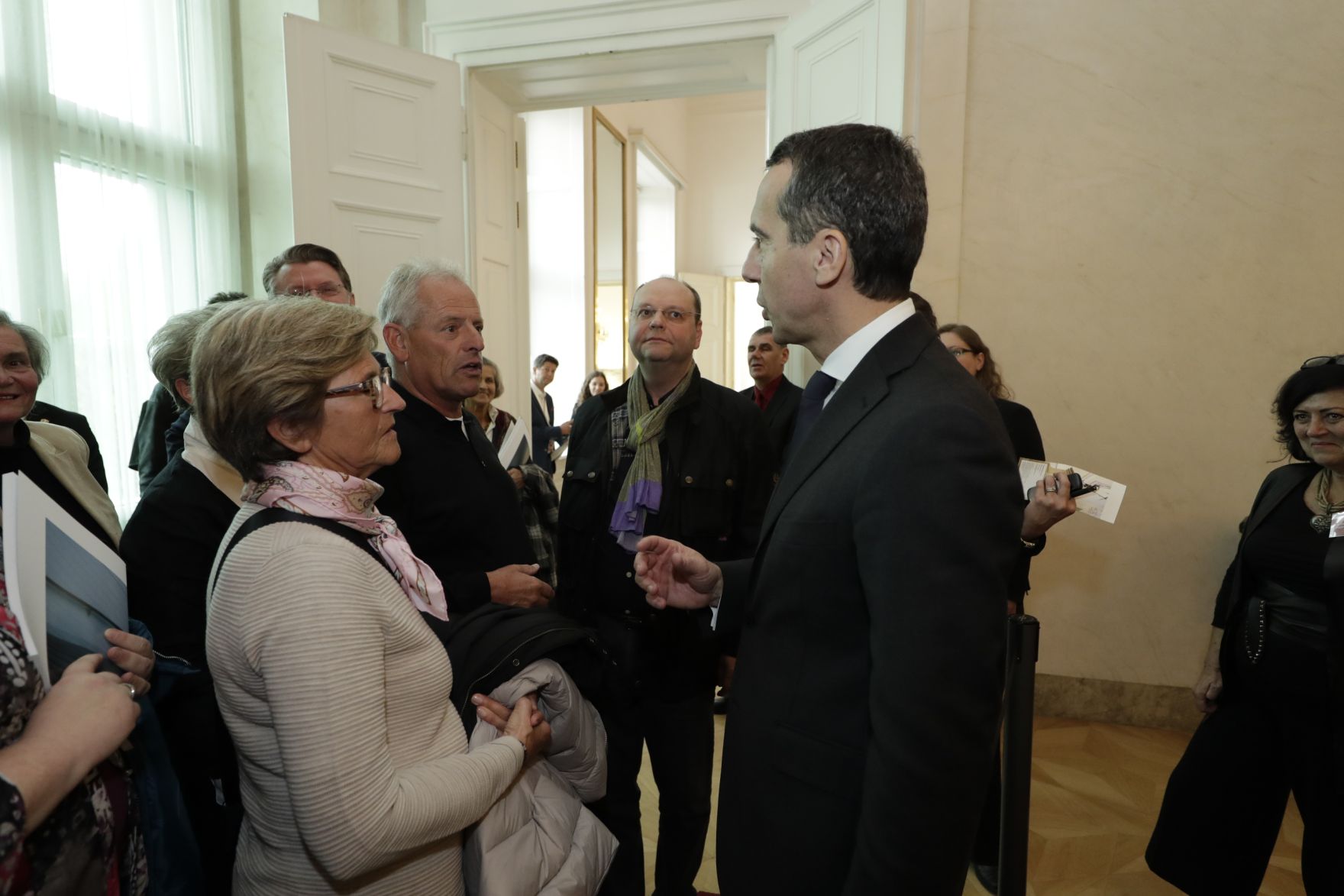 Am 26. Oktober 2016 empfing Bundeskanzler Christian Kern im Rahmen des Nationalfeiertages Besucherinnen und Besucher im Bundeskanzleramt.