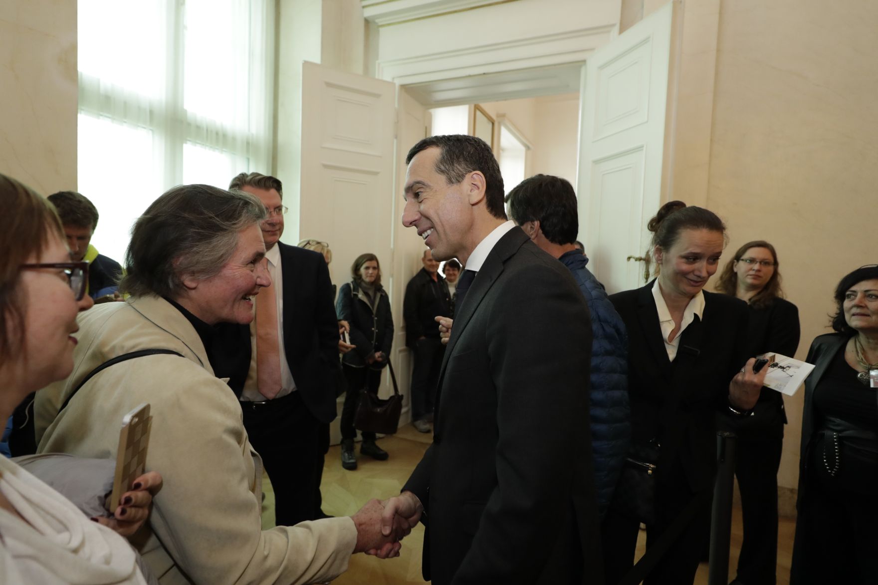 Am 26. Oktober 2016 empfing Bundeskanzler Christian Kern im Rahmen des Nationalfeiertages Besucherinnen und Besucher im Bundeskanzleramt.