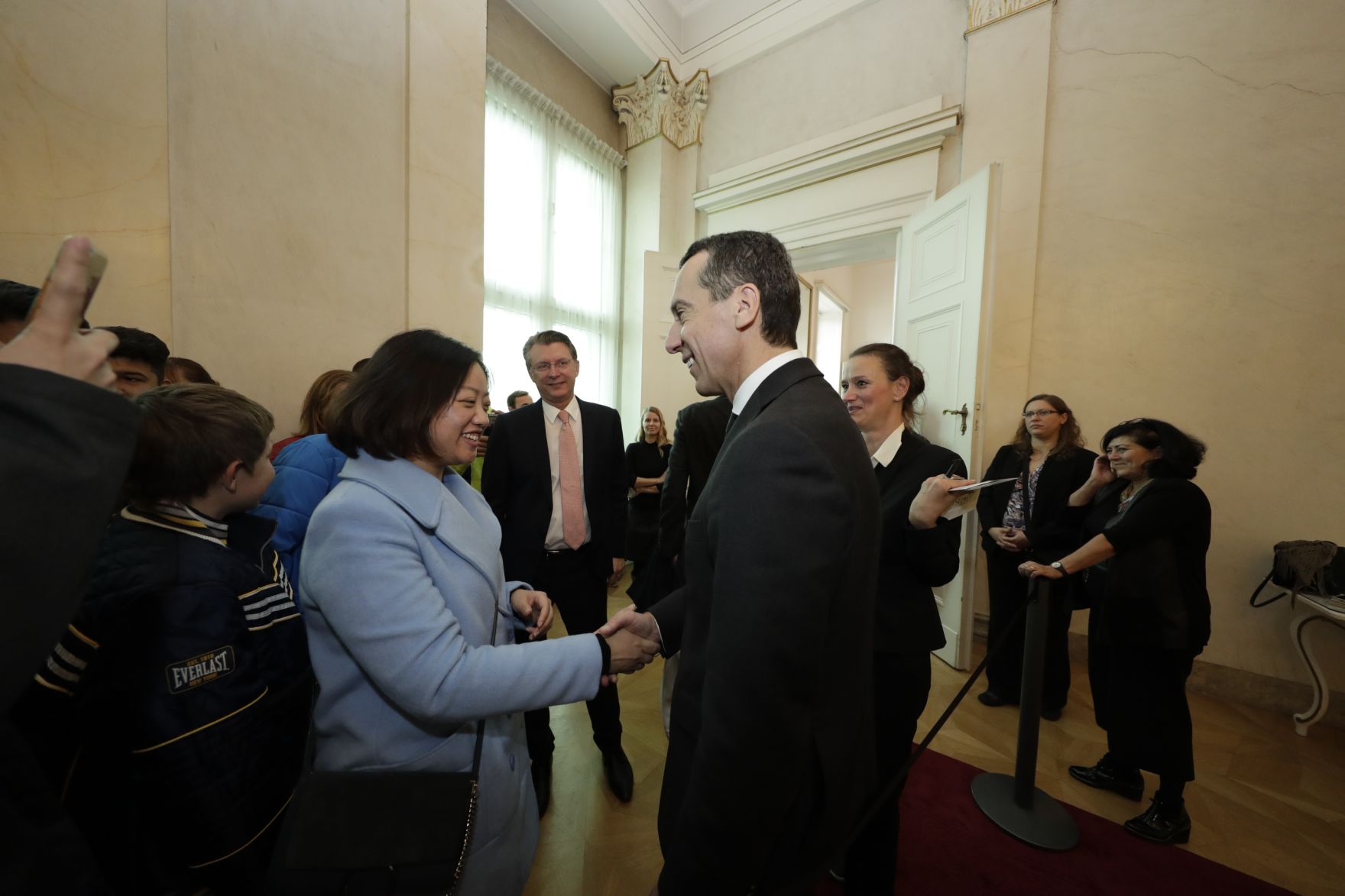 Am 26. Oktober 2016 empfing Bundeskanzler Christian Kern im Rahmen des Nationalfeiertages Besucherinnen und Besucher im Bundeskanzleramt.