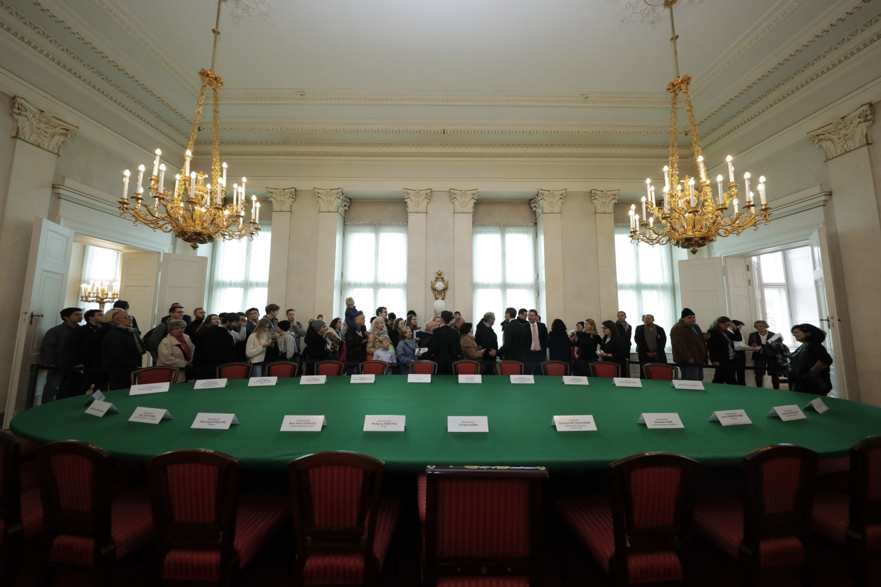 Am 26. Oktober 2016 empfing Bundeskanzler Christian Kern im Rahmen des Nationalfeiertages Besucherinnen und Besucher im Bundeskanzleramt.