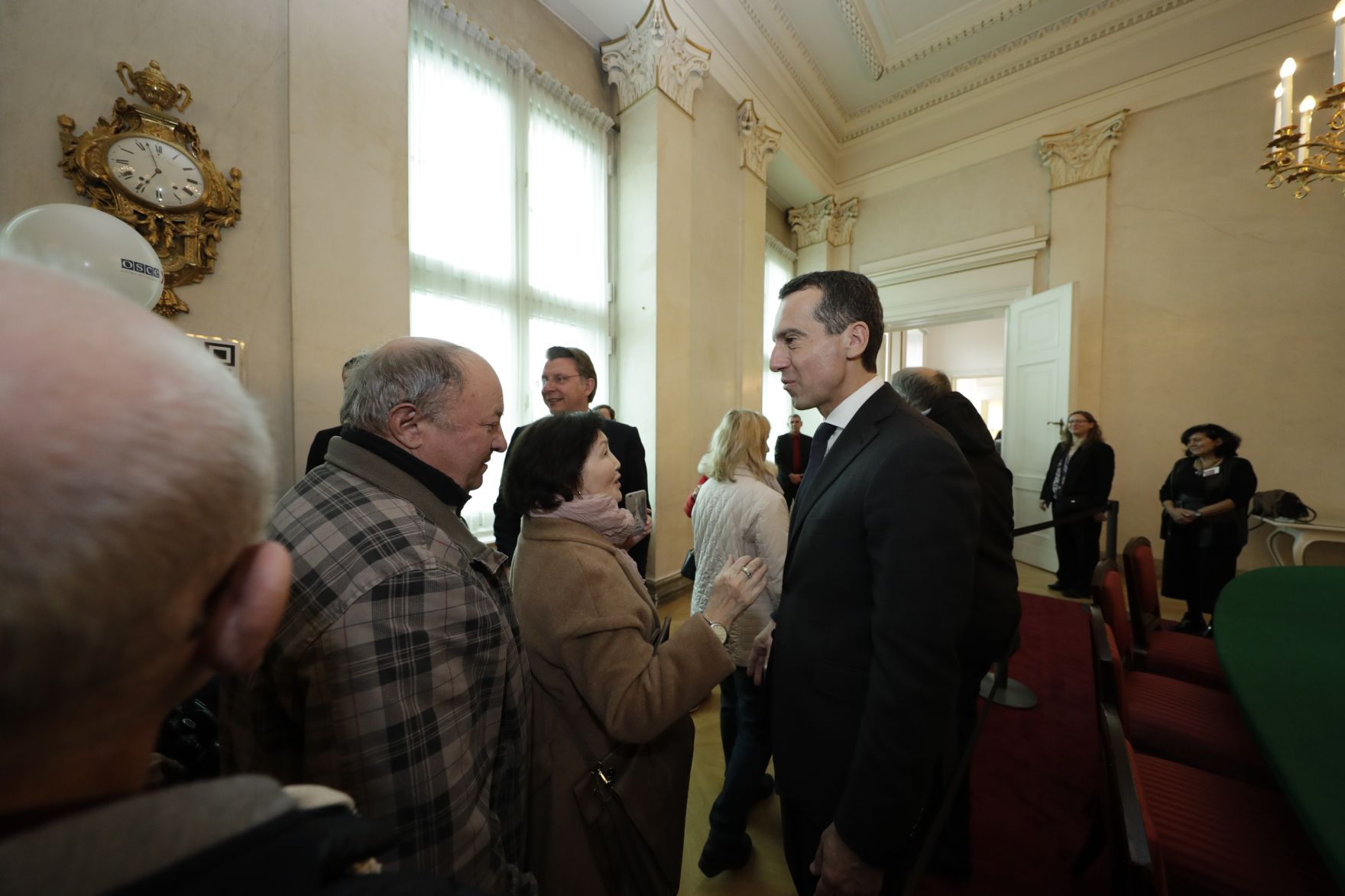Am 26. Oktober 2016 empfing Bundeskanzler Christian Kern im Rahmen des Nationalfeiertages Besucherinnen und Besucher im Bundeskanzleramt.