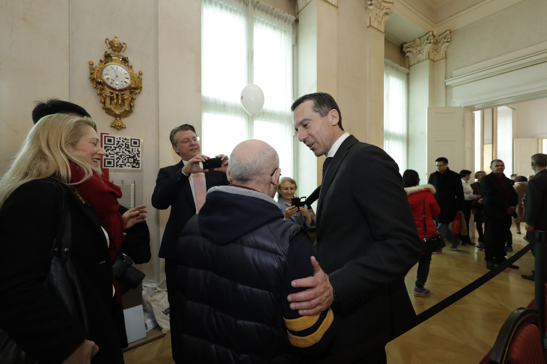 Am 26. Oktober 2016 empfing Bundeskanzler Christian Kern im Rahmen des Nationalfeiertages Besucherinnen und Besucher im Bundeskanzleramt.