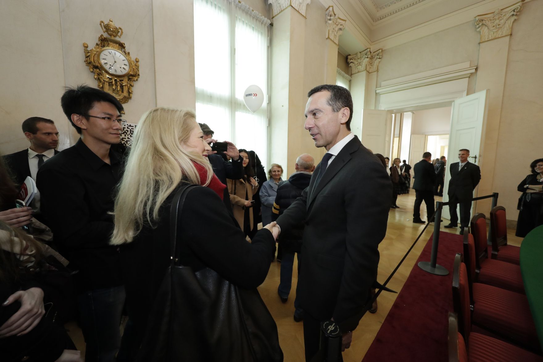 Am 26. Oktober 2016 empfing Bundeskanzler Christian Kern im Rahmen des Nationalfeiertages Besucherinnen und Besucher im Bundeskanzleramt.