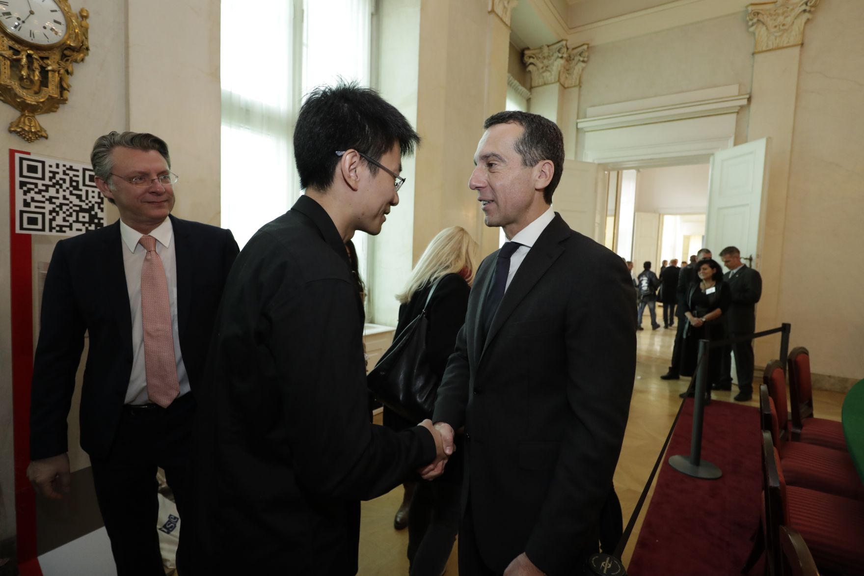 Am 26. Oktober 2016 empfing Bundeskanzler Christian Kern im Rahmen des Nationalfeiertages Besucherinnen und Besucher im Bundeskanzleramt.