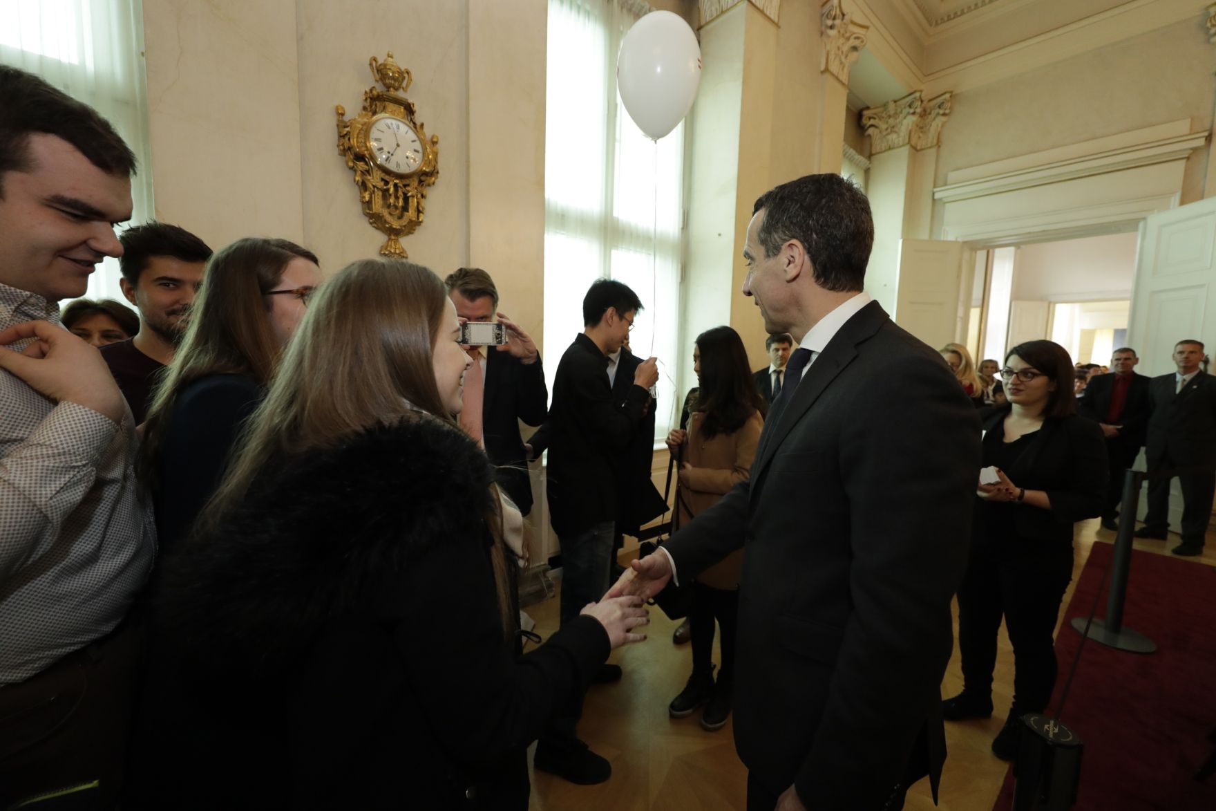 Am 26. Oktober 2016 empfing Bundeskanzler Christian Kern im Rahmen des Nationalfeiertages Besucherinnen und Besucher im Bundeskanzleramt.