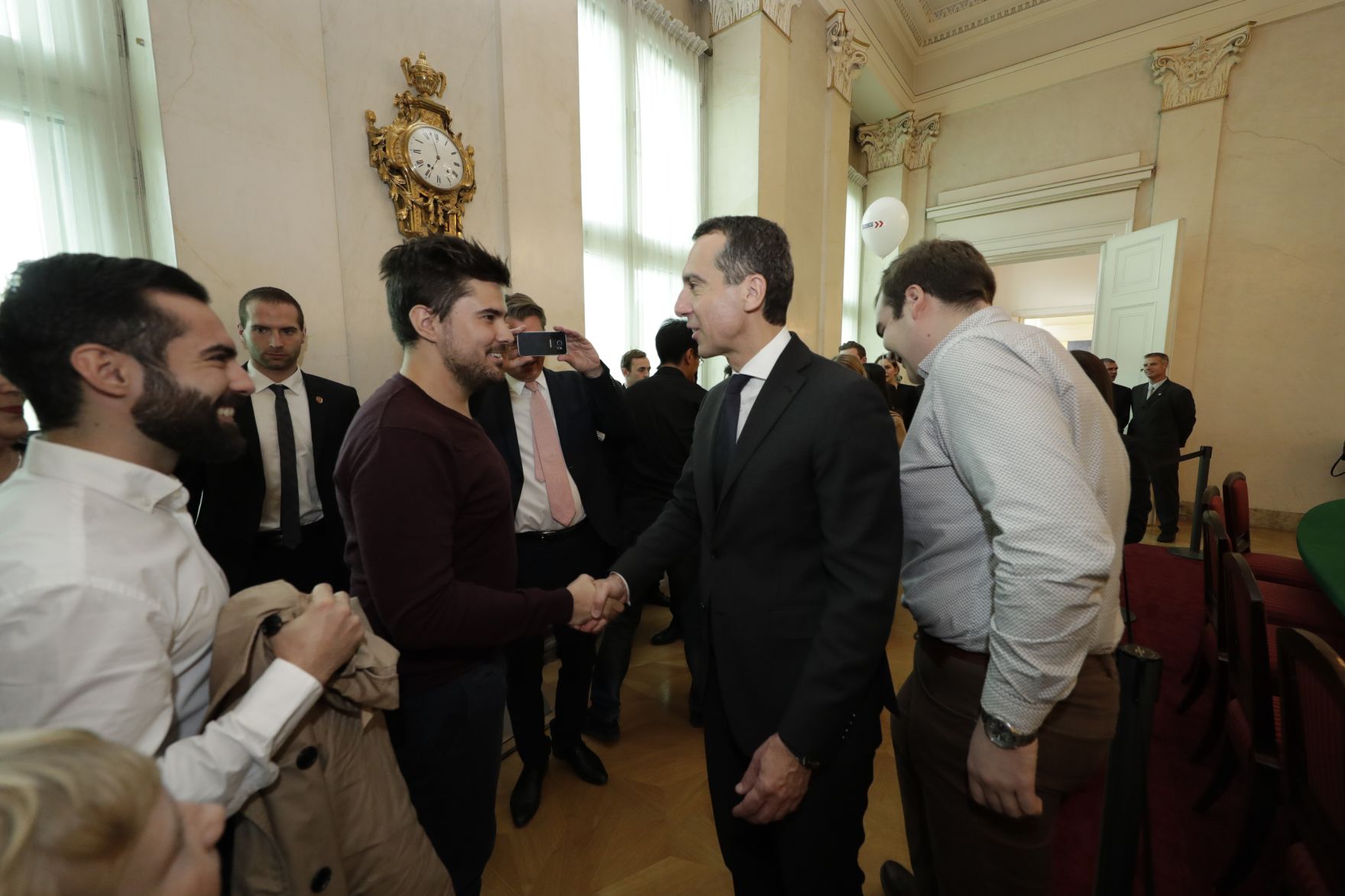 Am 26. Oktober 2016 empfing Bundeskanzler Christian Kern im Rahmen des Nationalfeiertages Besucherinnen und Besucher im Bundeskanzleramt.