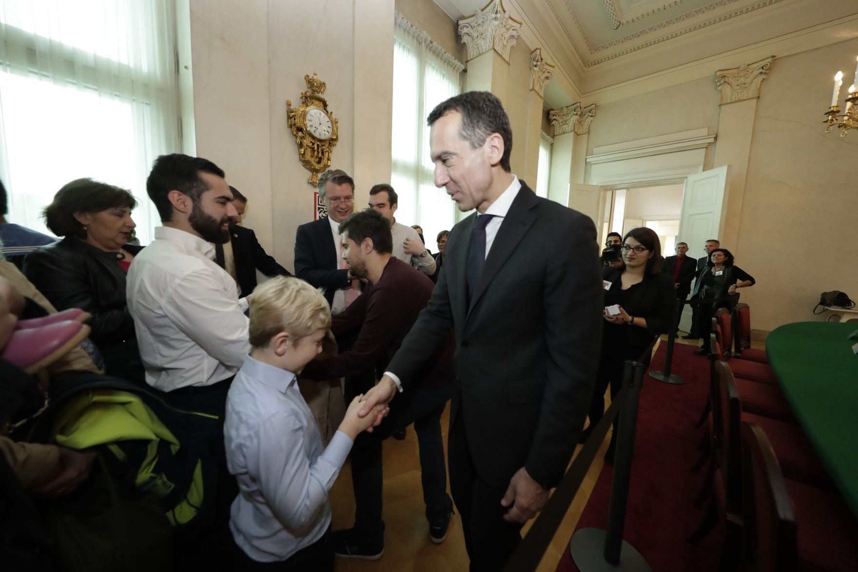 Am 26. Oktober 2016 empfing Bundeskanzler Christian Kern im Rahmen des Nationalfeiertages Besucherinnen und Besucher im Bundeskanzleramt.