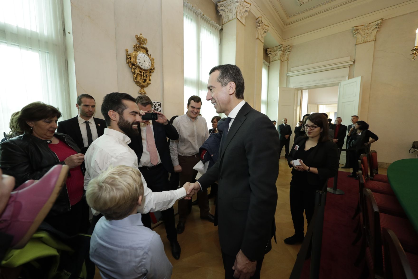 Am 26. Oktober 2016 empfing Bundeskanzler Christian Kern im Rahmen des Nationalfeiertages Besucherinnen und Besucher im Bundeskanzleramt.