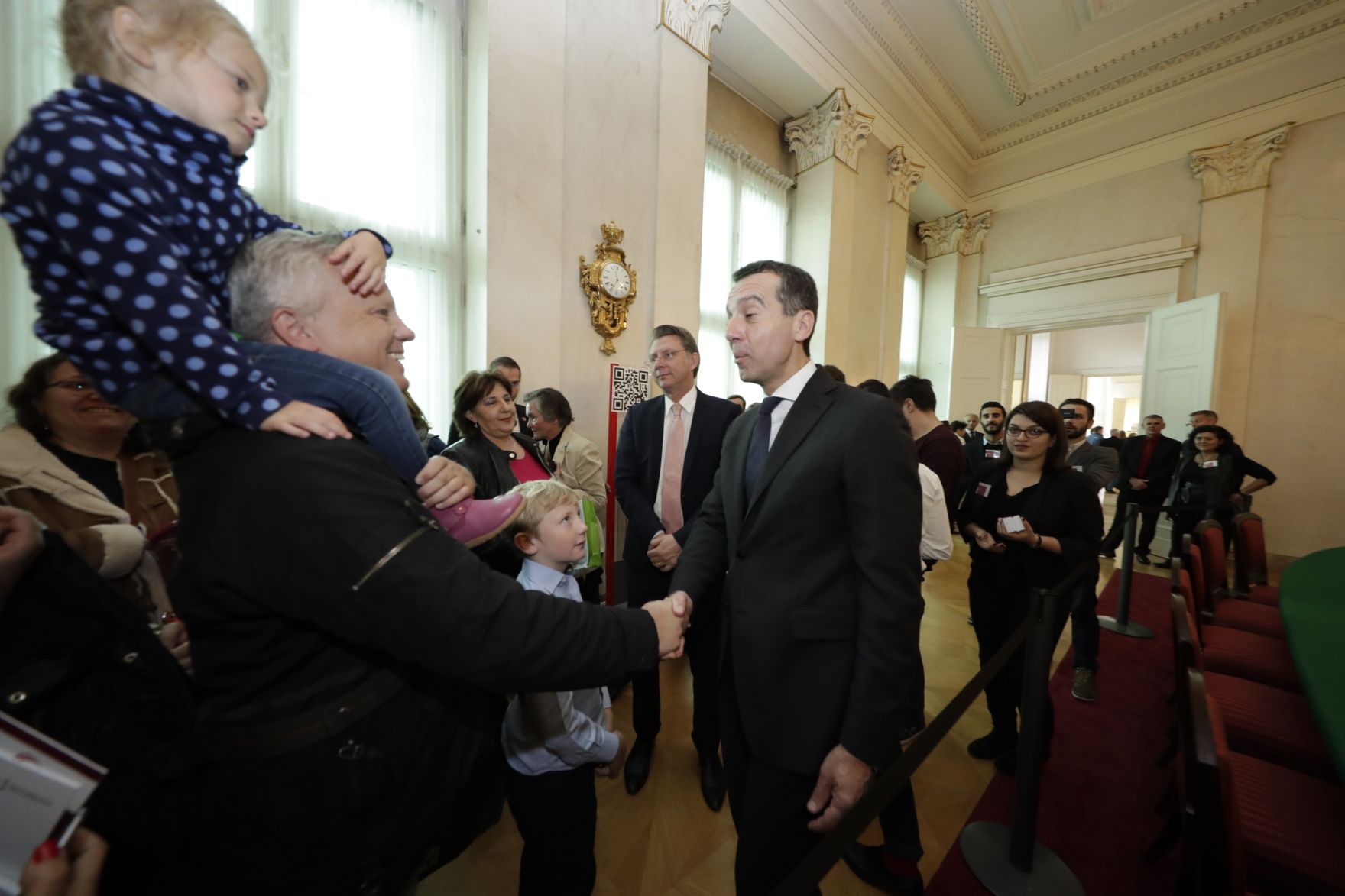 Am 26. Oktober 2016 empfing Bundeskanzler Christian Kern im Rahmen des Nationalfeiertages Besucherinnen und Besucher im Bundeskanzleramt.