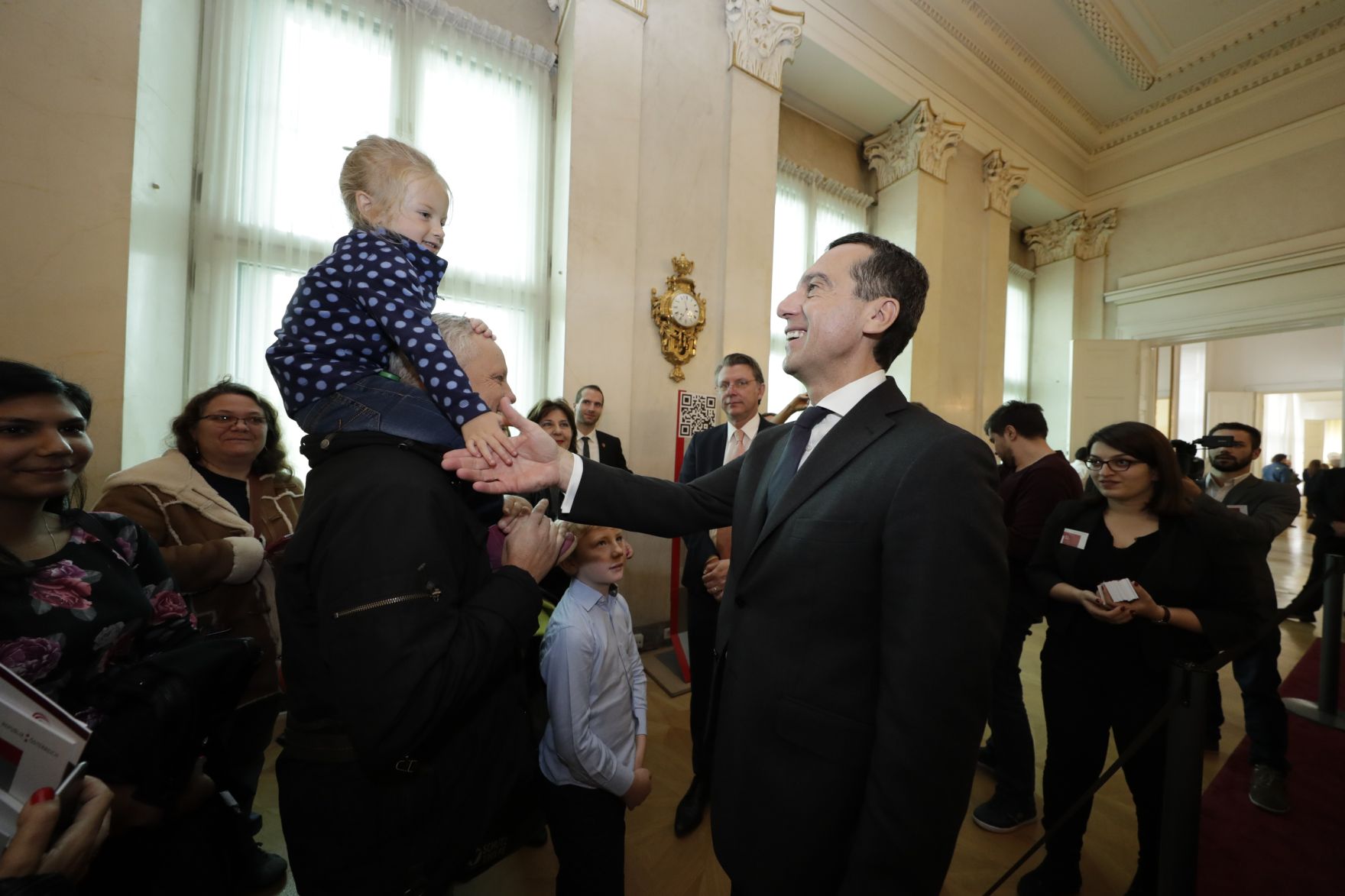 Am 26. Oktober 2016 empfing Bundeskanzler Christian Kern im Rahmen des Nationalfeiertages Besucherinnen und Besucher im Bundeskanzleramt.