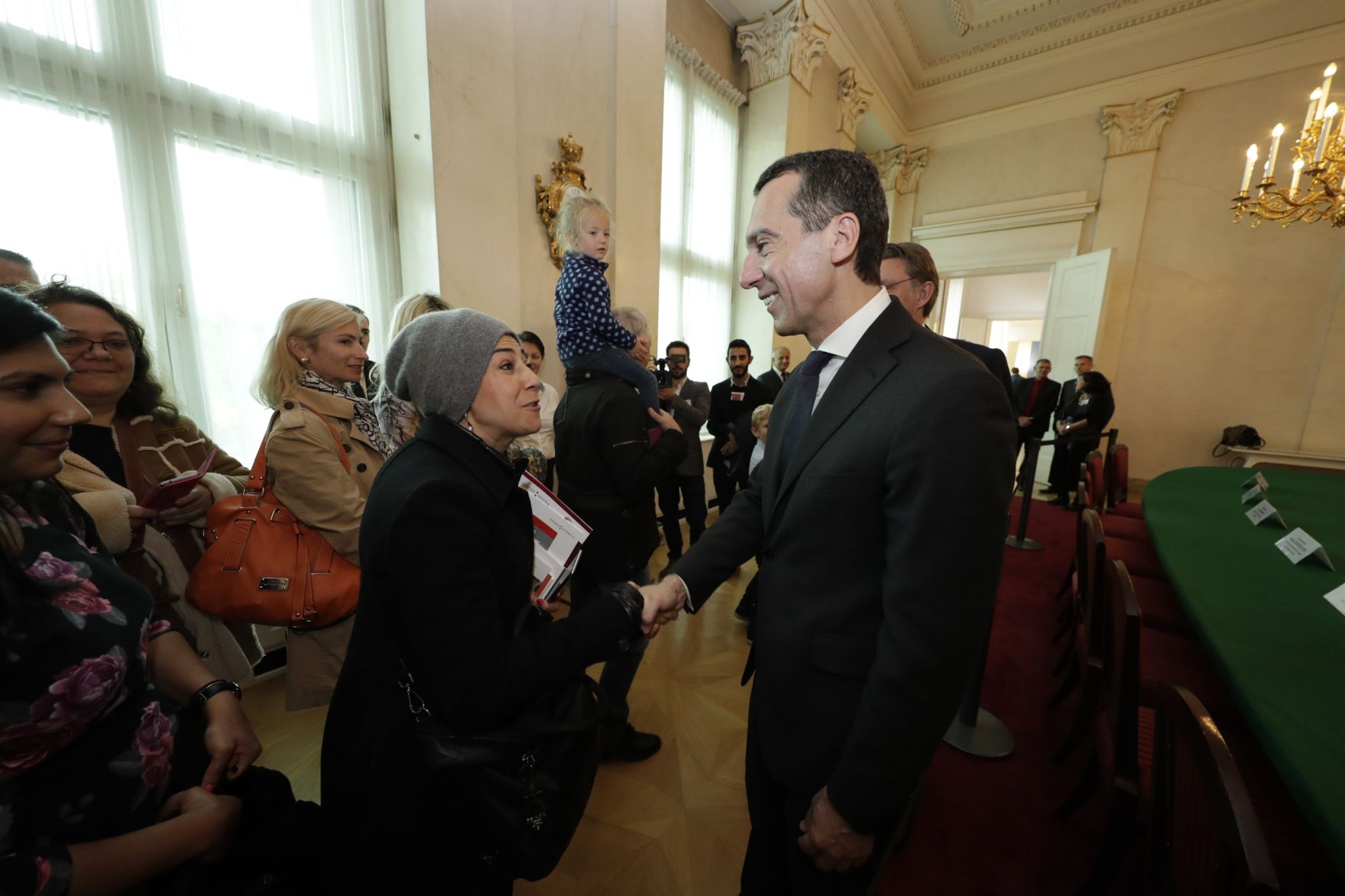 Am 26. Oktober 2016 empfing Bundeskanzler Christian Kern im Rahmen des Nationalfeiertages Besucherinnen und Besucher im Bundeskanzleramt.