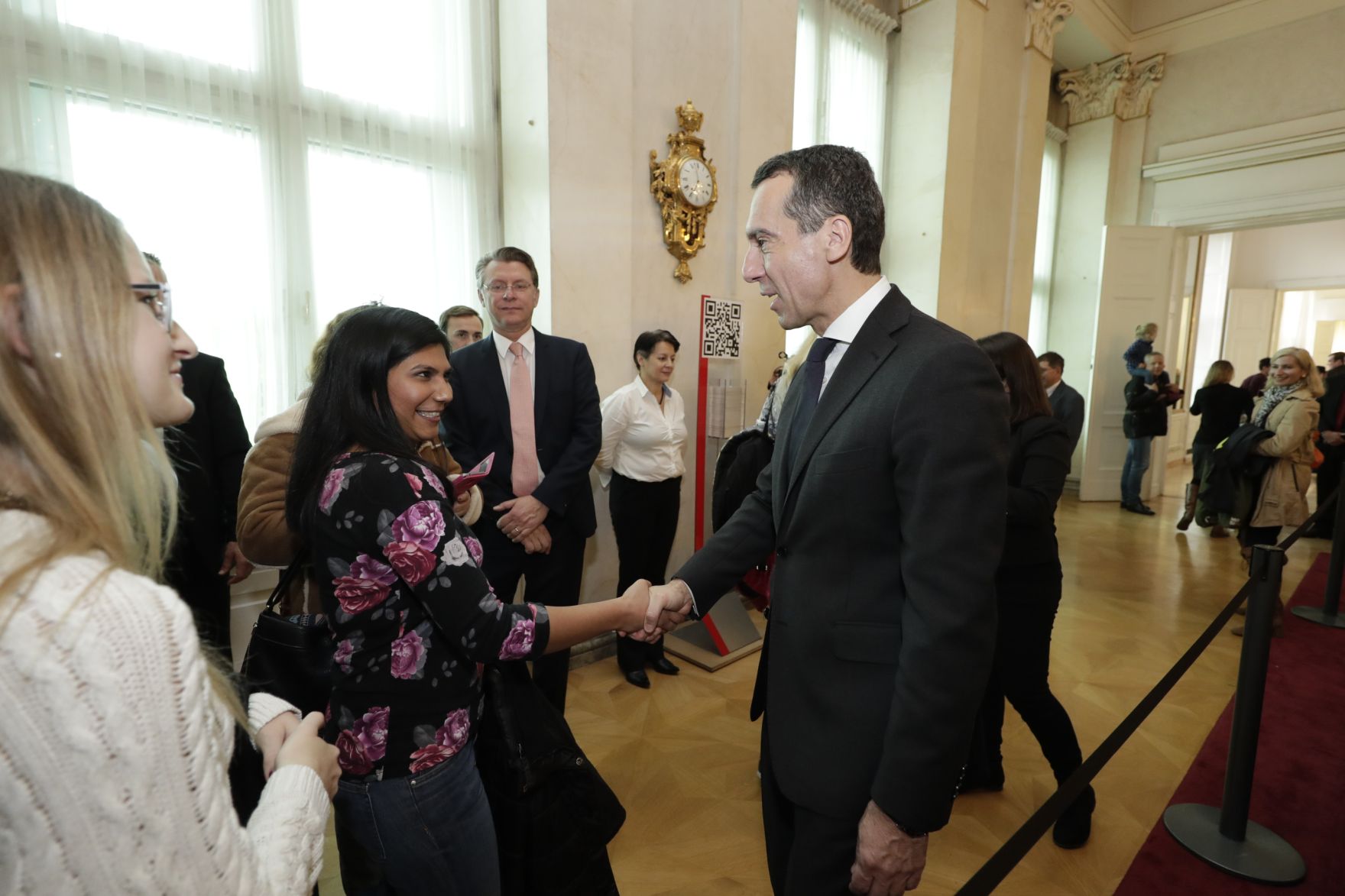 Am 26. Oktober 2016 empfing Bundeskanzler Christian Kern im Rahmen des Nationalfeiertages Besucherinnen und Besucher im Bundeskanzleramt.