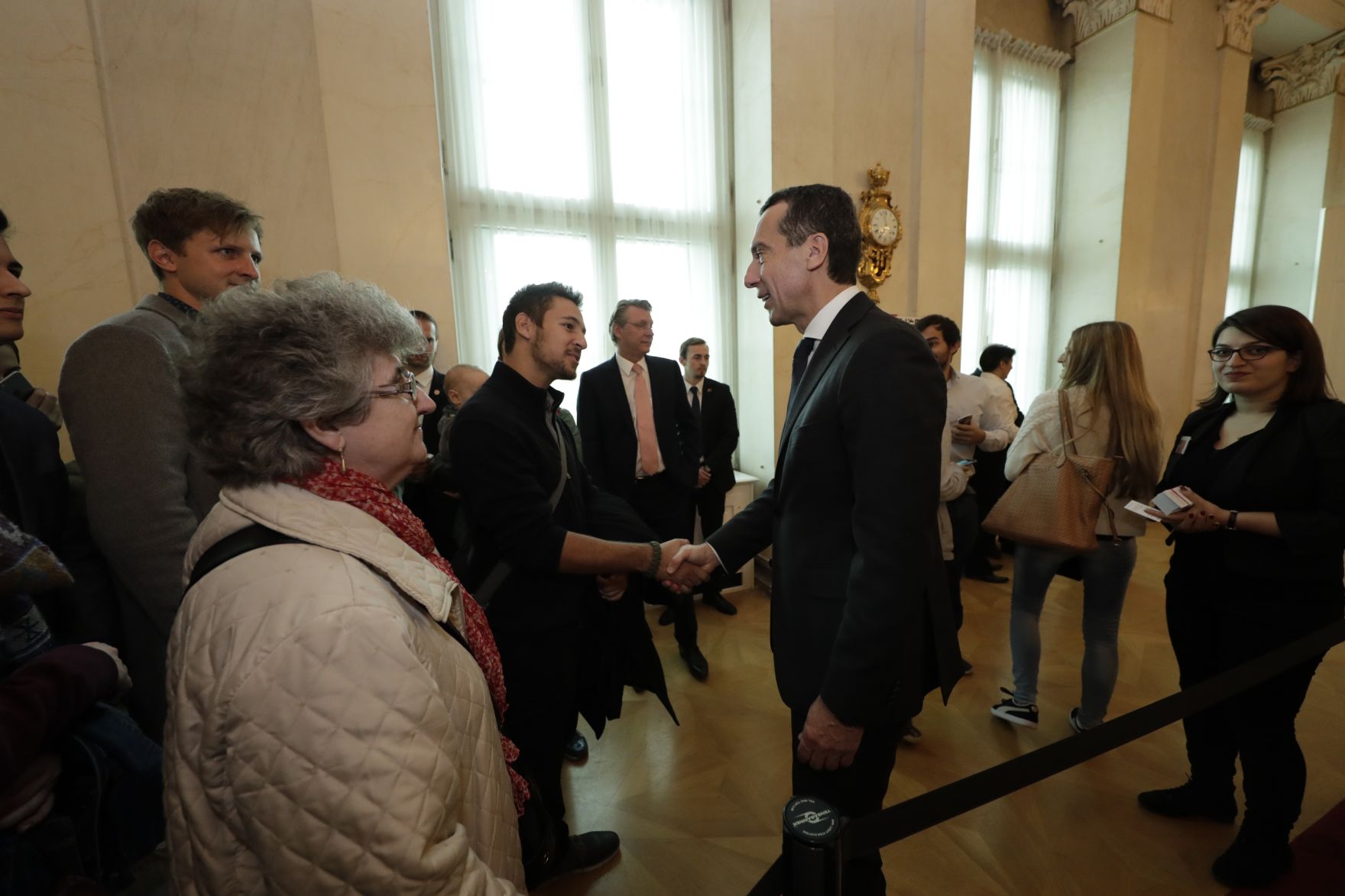 Am 26. Oktober 2016 empfing Bundeskanzler Christian Kern im Rahmen des Nationalfeiertages Besucherinnen und Besucher im Bundeskanzleramt.