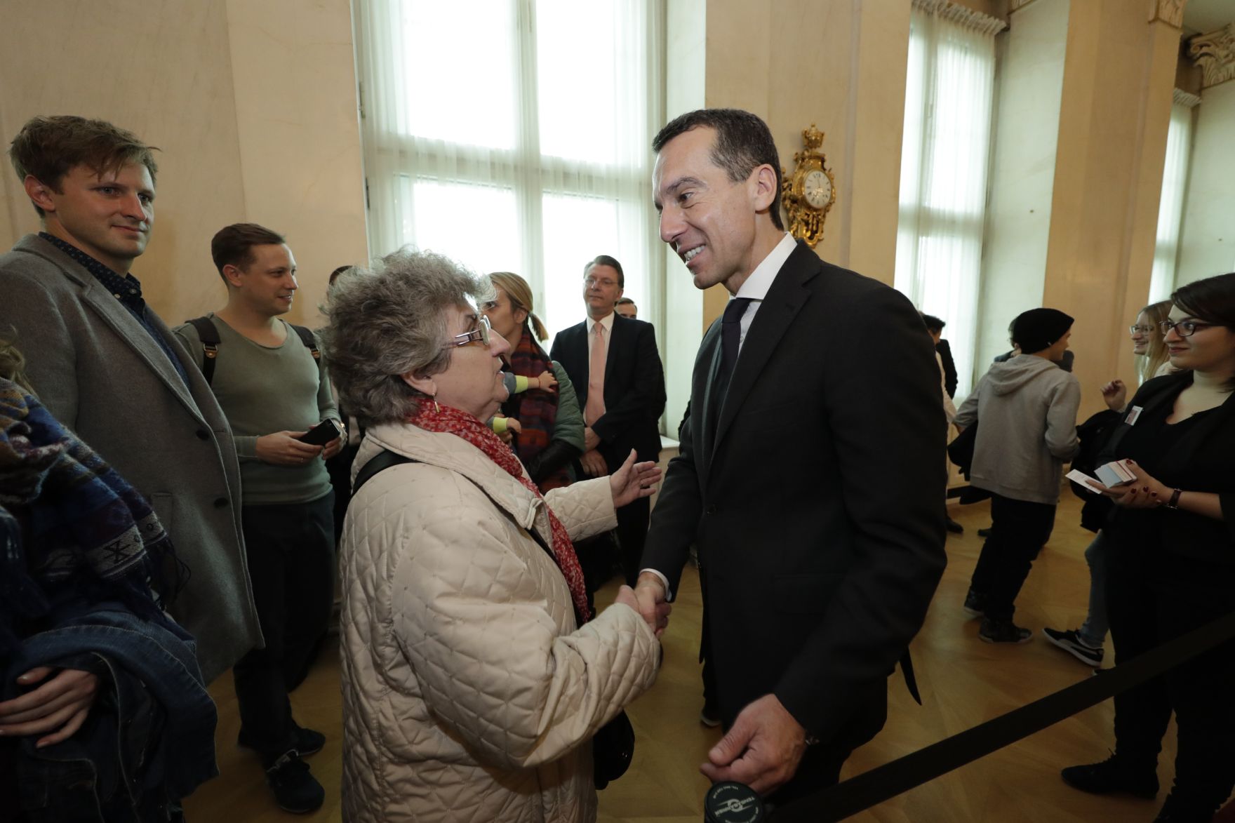 Am 26. Oktober 2016 empfing Bundeskanzler Christian Kern im Rahmen des Nationalfeiertages Besucherinnen und Besucher im Bundeskanzleramt.