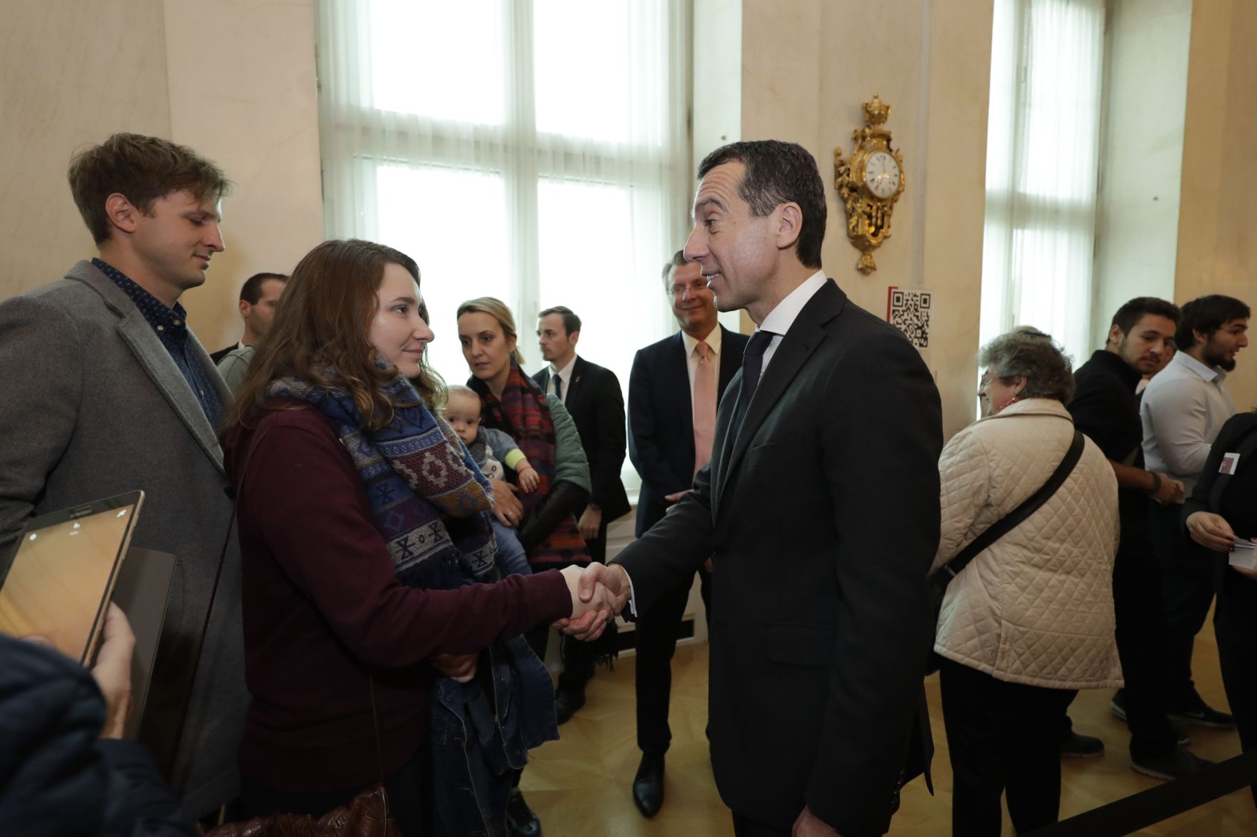 Am 26. Oktober 2016 empfing Bundeskanzler Christian Kern im Rahmen des Nationalfeiertages Besucherinnen und Besucher im Bundeskanzleramt.
