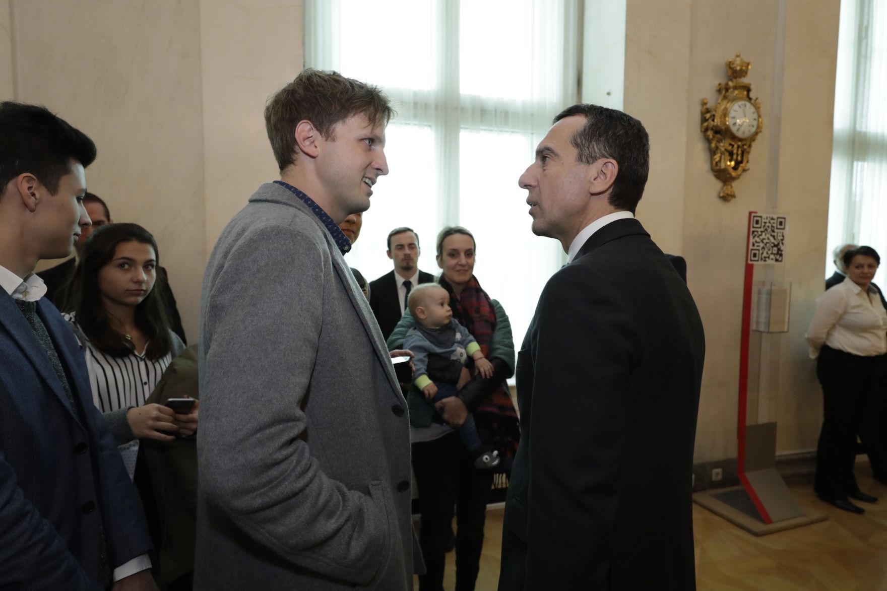 Am 26. Oktober 2016 empfing Bundeskanzler Christian Kern im Rahmen des Nationalfeiertages Besucherinnen und Besucher im Bundeskanzleramt.
